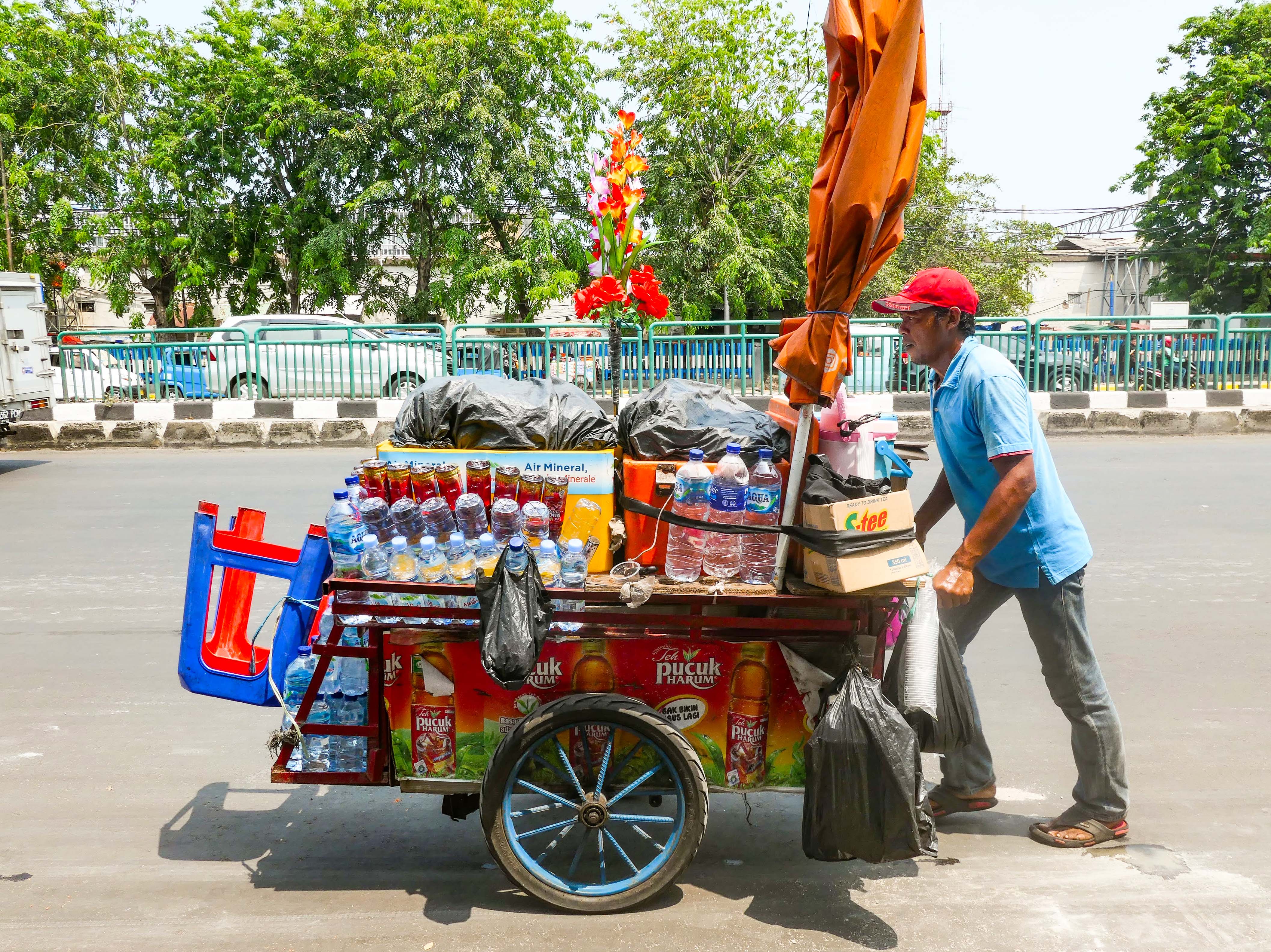 Gatuförsäljare med vagn i Jakarta