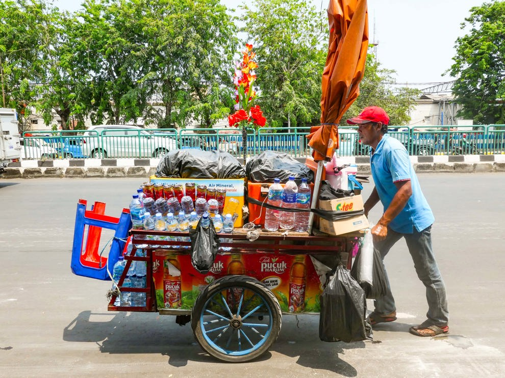Gatuförsäljare med vagn i Jakarta