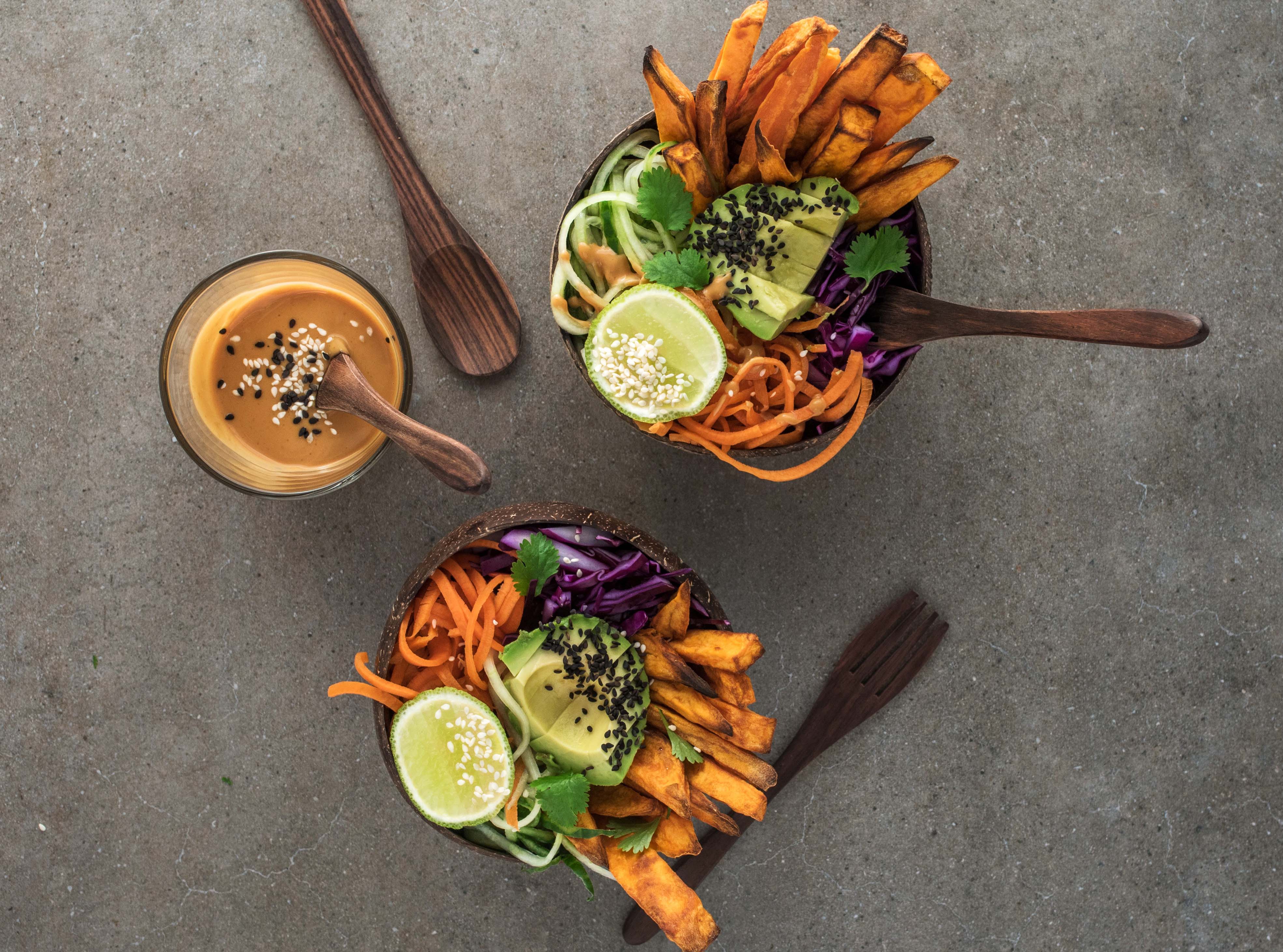 Grönsaker, lime i träskål