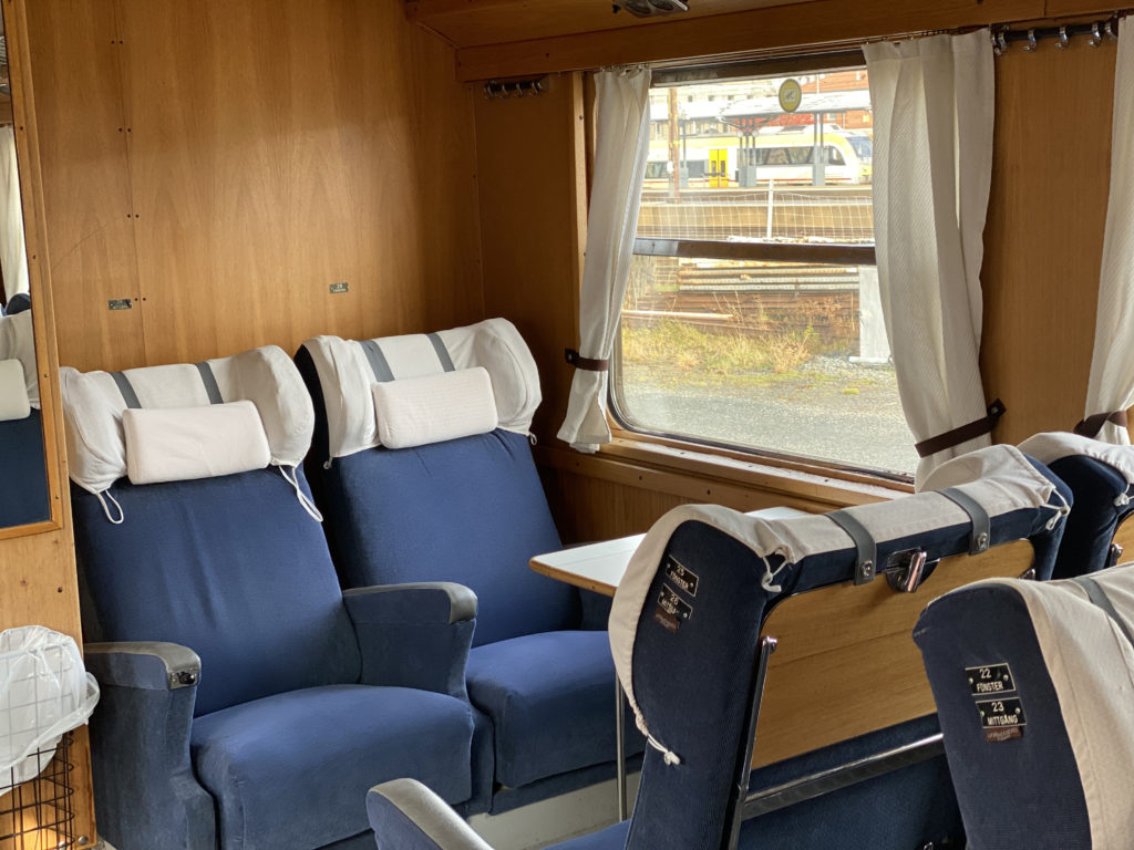 På bilden ser vi en tågvagn inifrån från Nässjö Veterantåg i första klass från 60-talet.