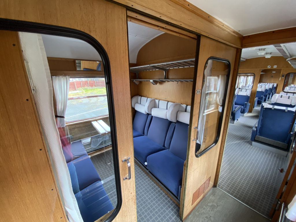 På bilden ser vi en kupé inifrån från ett tåg från 60-talet från Nässjö Veterantåg