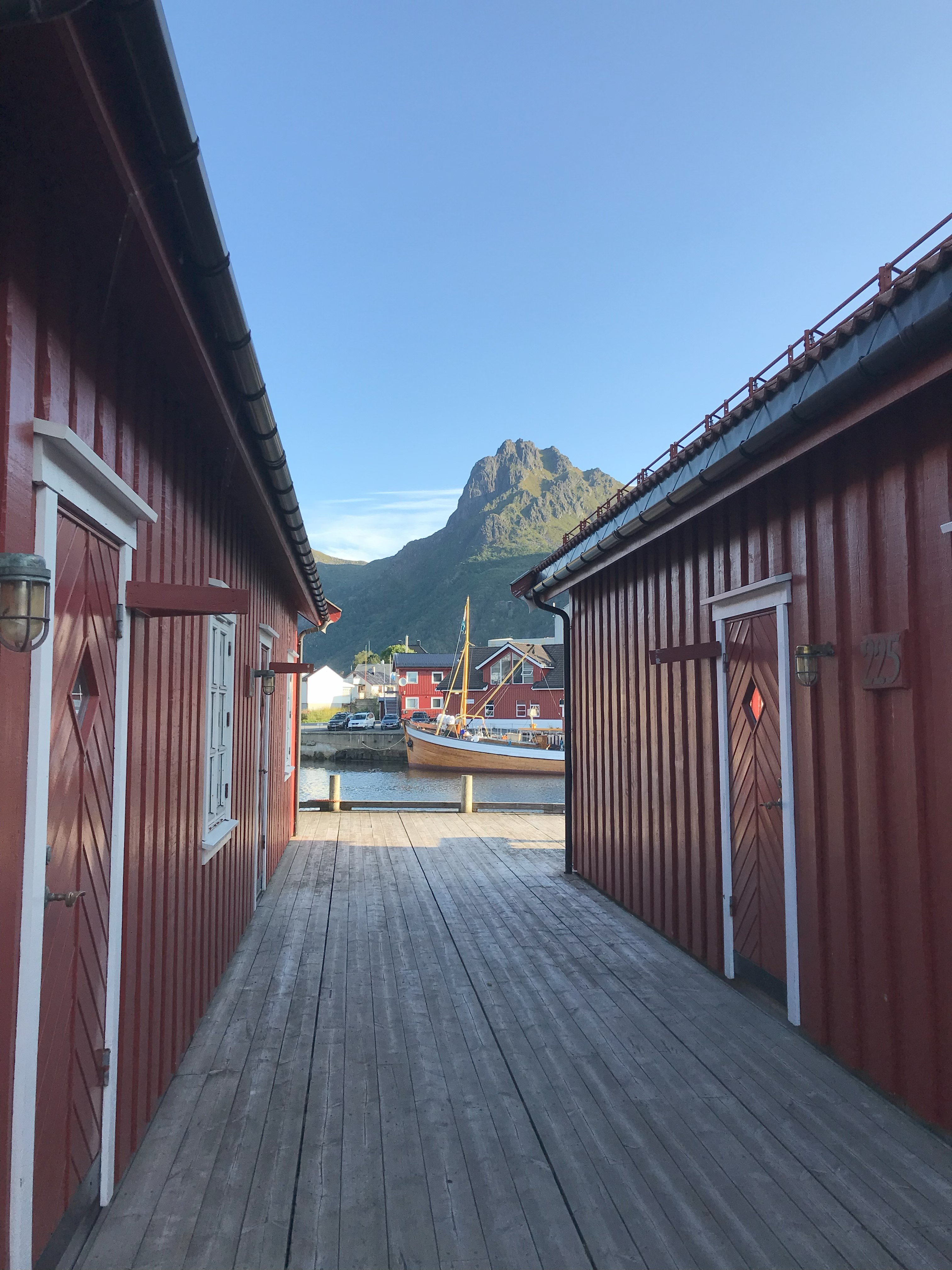 På bilden ser vi rorbuer på Anker Brygge i Svolvaer på Lofoten