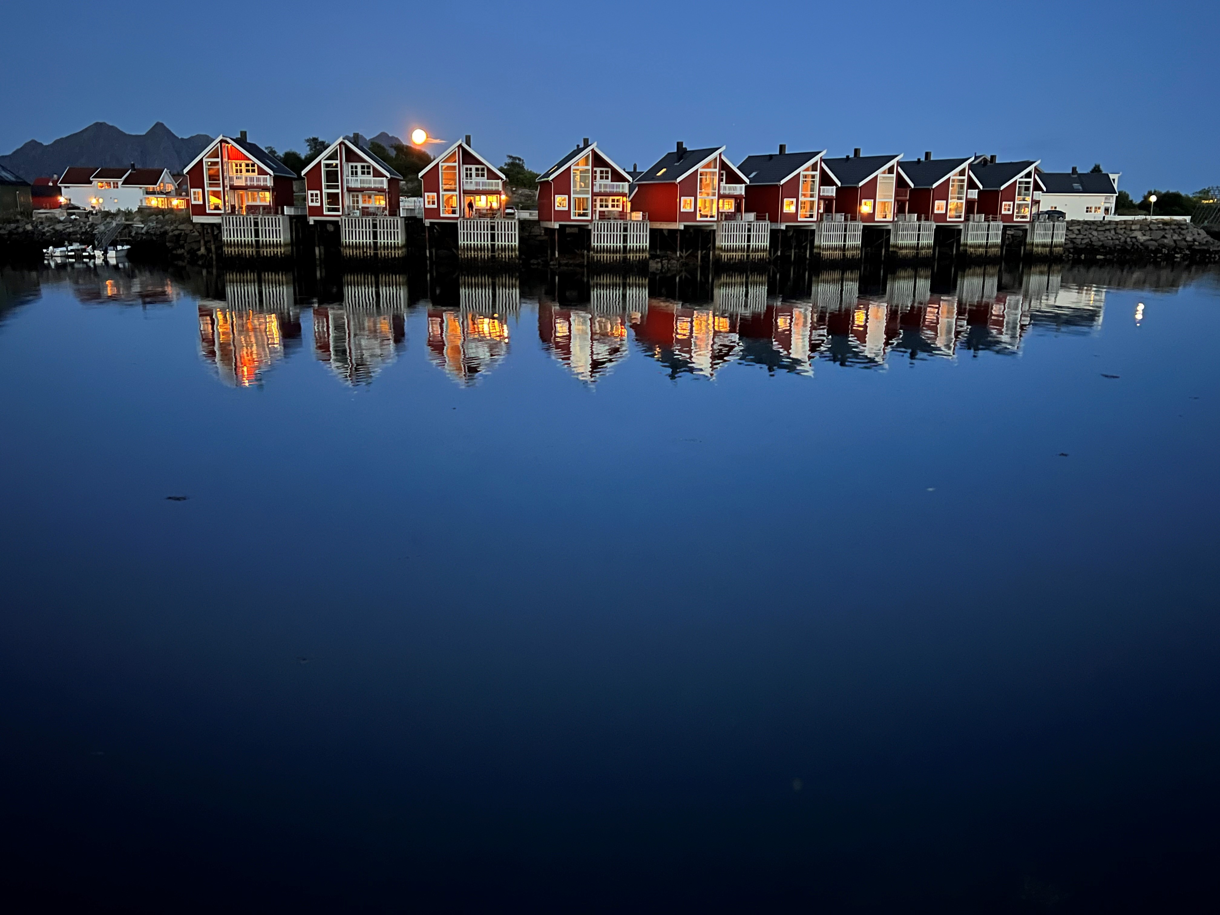 På bilden ser vi Anker Brygge rorbuer i Svolvaer på Lofoten
