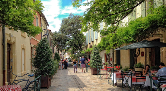 Gamla stans gränder i Aigues-Mortes