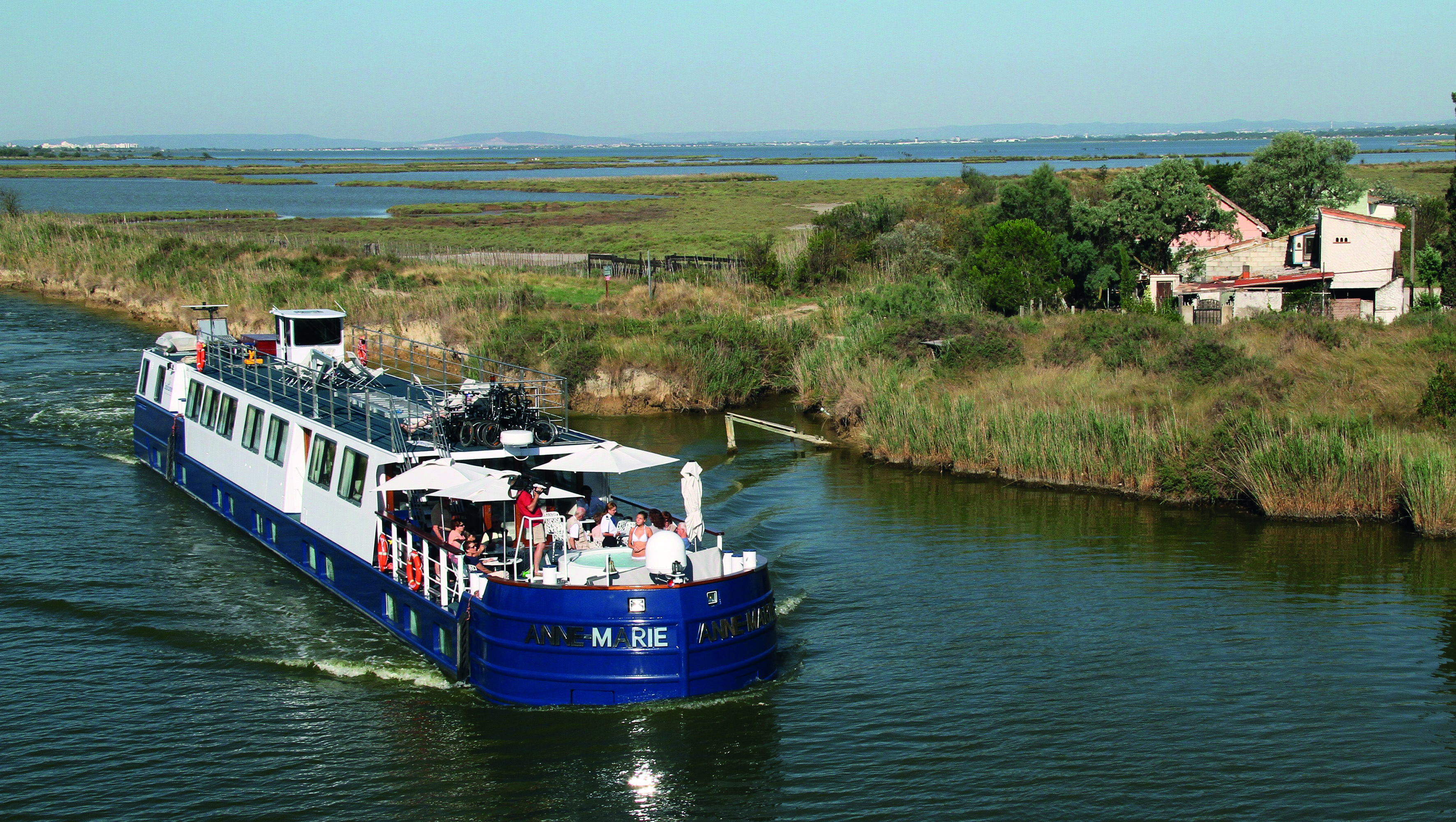 På pråmen reser vi sakta längs med kanalerna