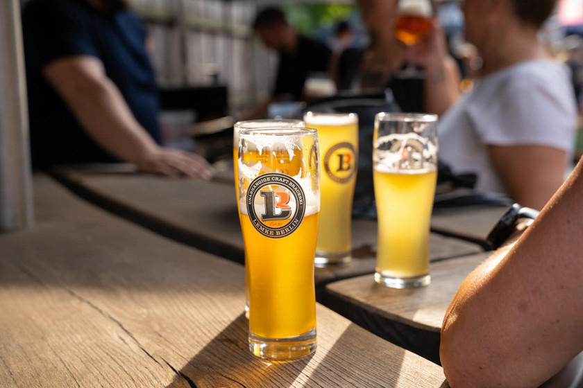 På bilden ser vi Lemke Restaurang med ölglas