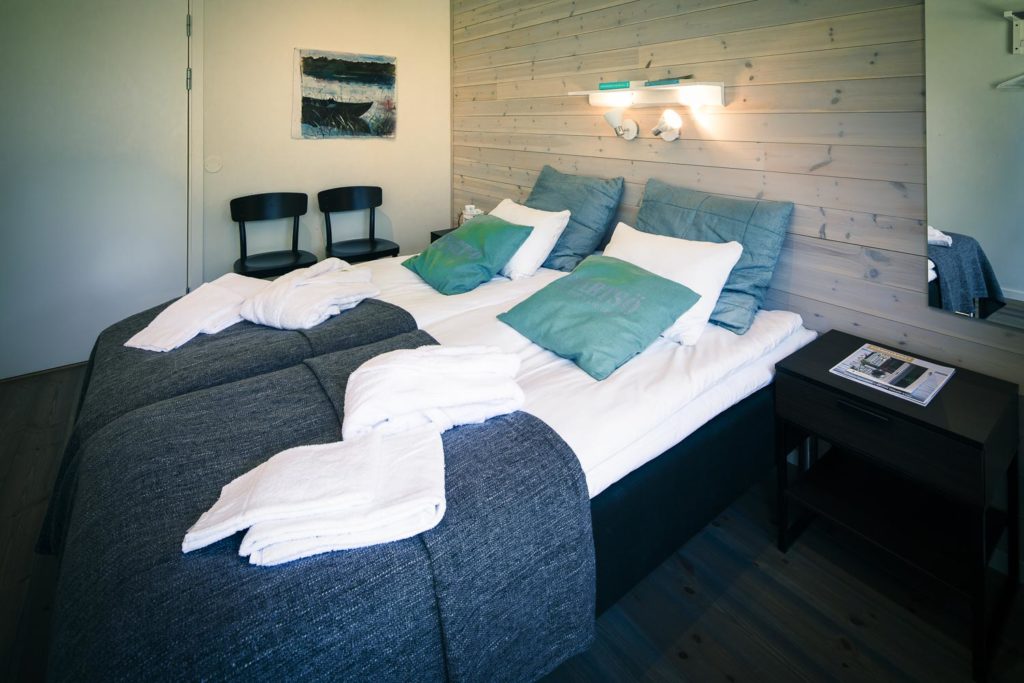 På bilden ser vi ett hotellrum på Svartsö Skärgårdshotell och vandrarhem 