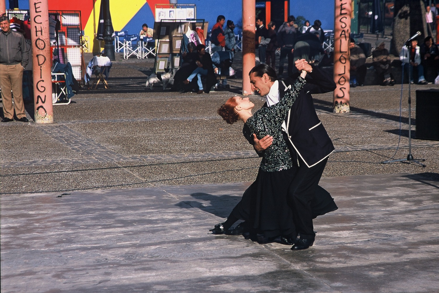 Par dansar tango i stad.