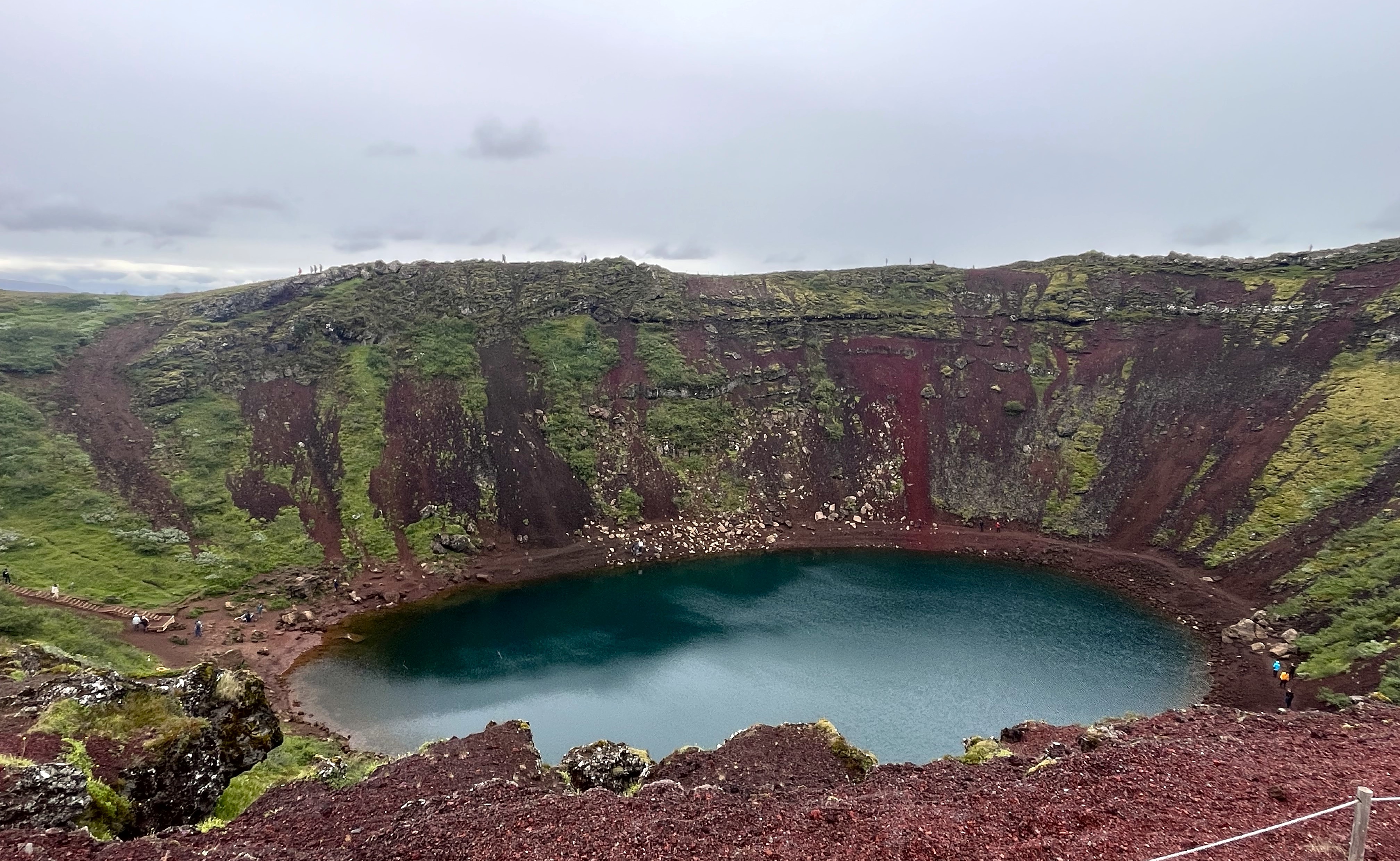På bilden ser vi kratersjön Kerid på Island