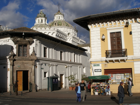 Hus och människor i gamla staden i Quito Ecuador