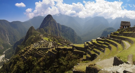 Inkalämningen Machu Picchu med berg i bakgrunden