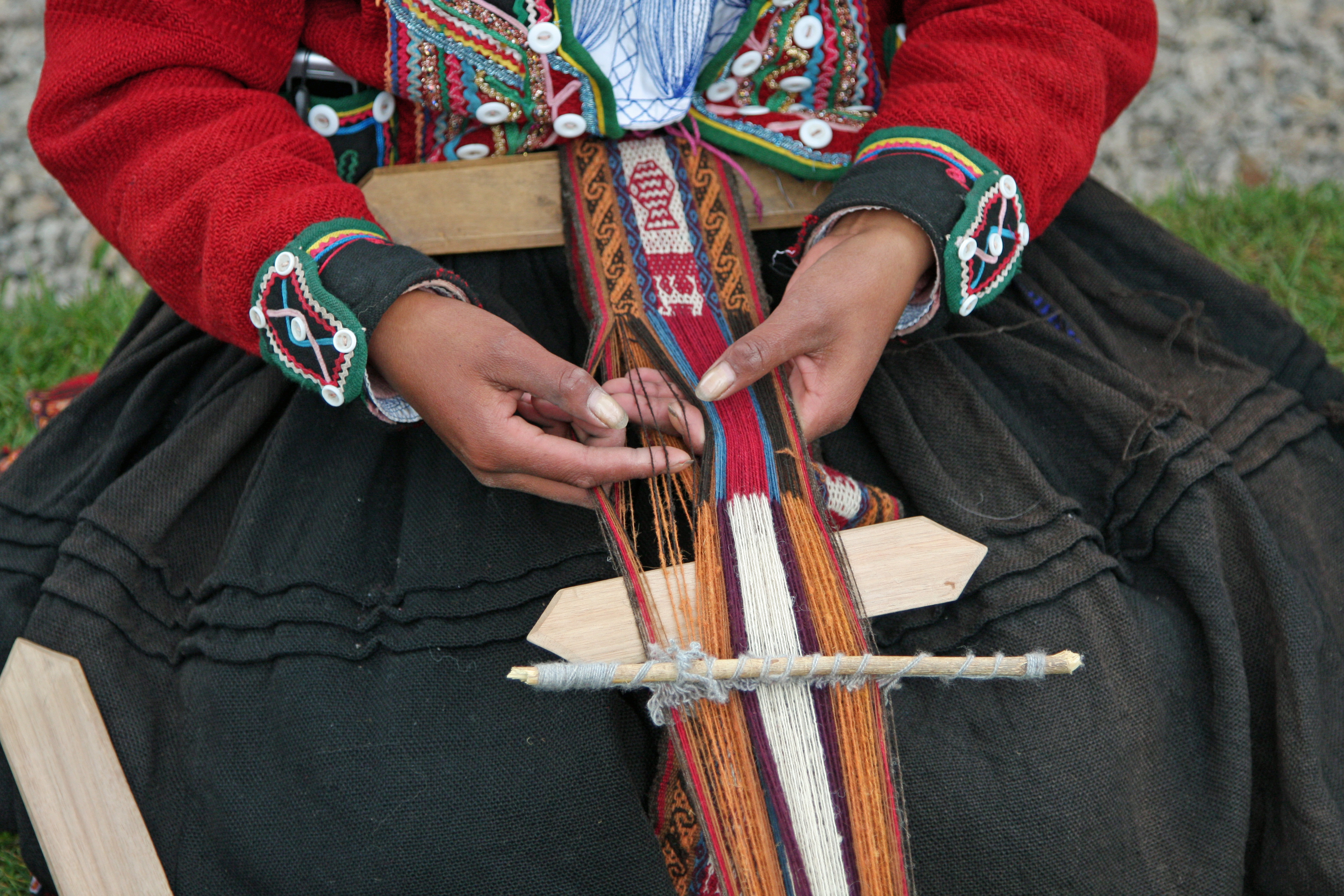 Kvinna väver tyg för hand