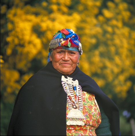 Mapuchekvinna med huvudbonad