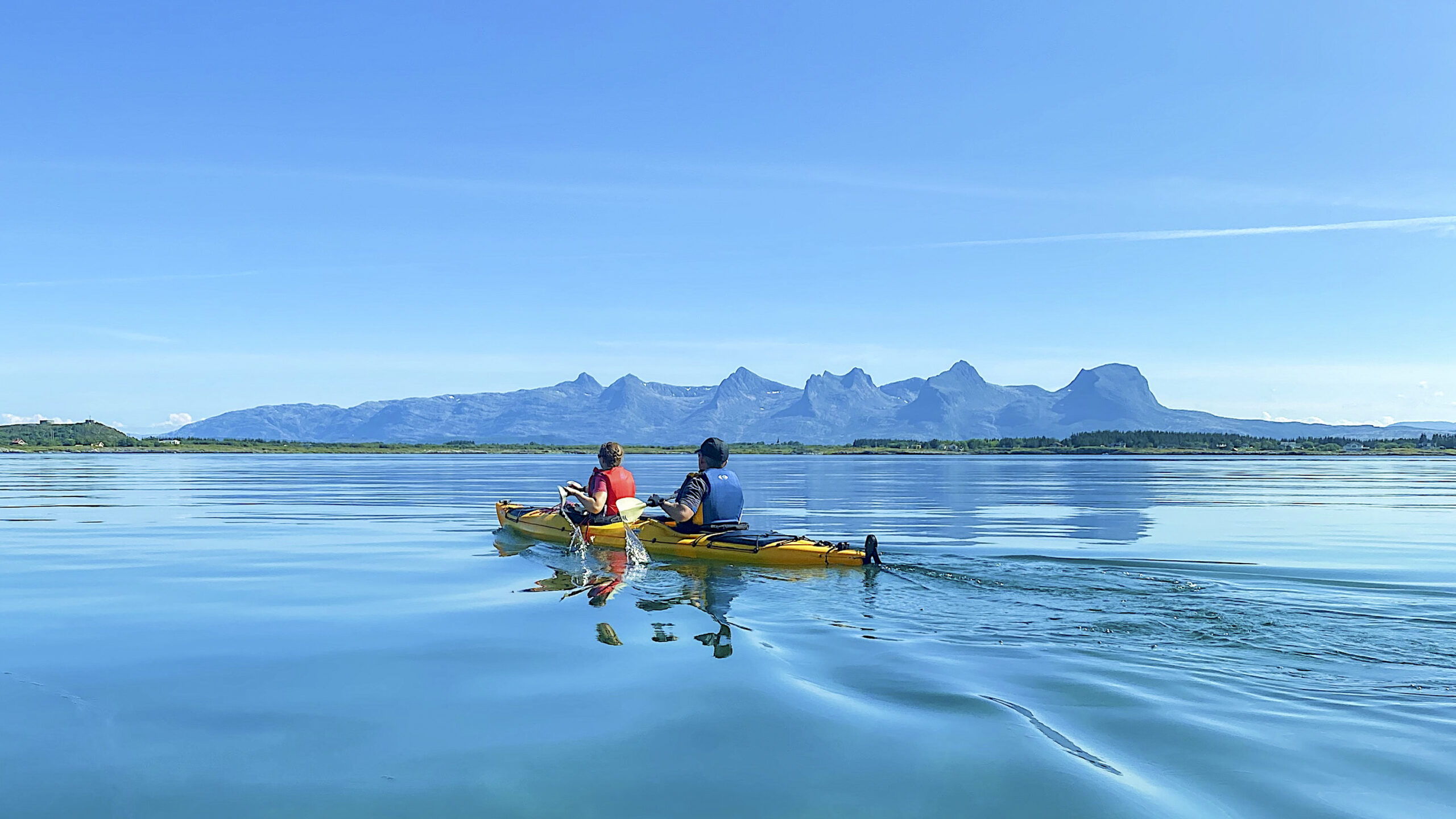 På bilden ser vi kajakpaddling på Heröy i Helgelands skärgård