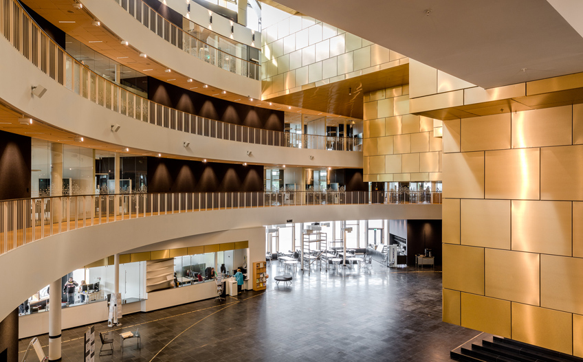 På bilden ser vi en interiör av Kirunas nya stadshus Kristallen