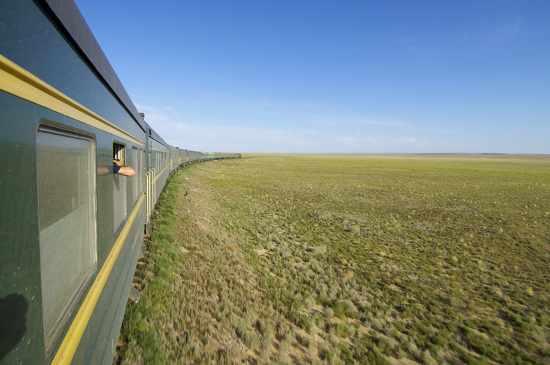 Tåg på stäppen Kazakstan