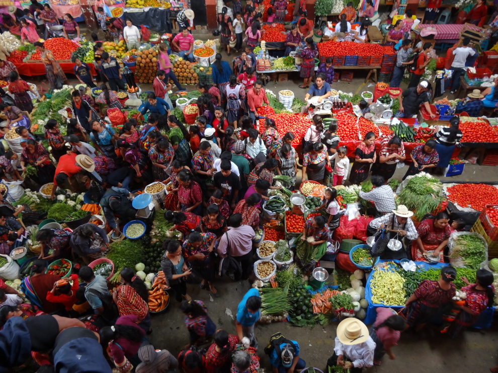 Marknad där det säljs frukt och grönsaker. Fotografi från ovan.