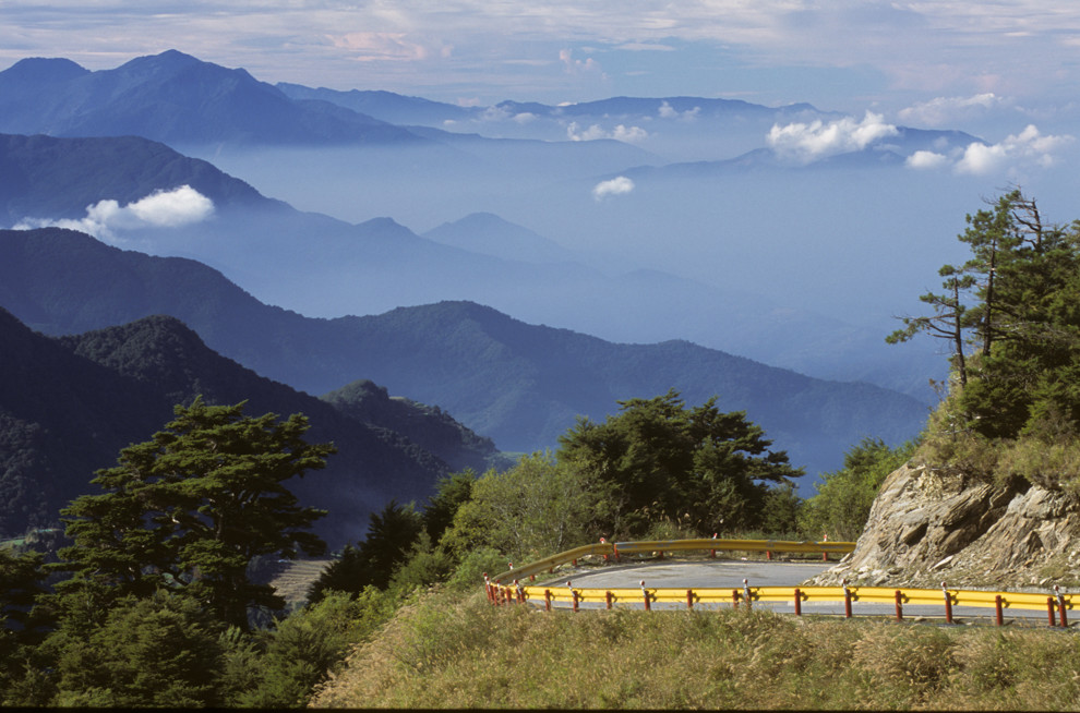 Landsväg i bergen i Taiwan