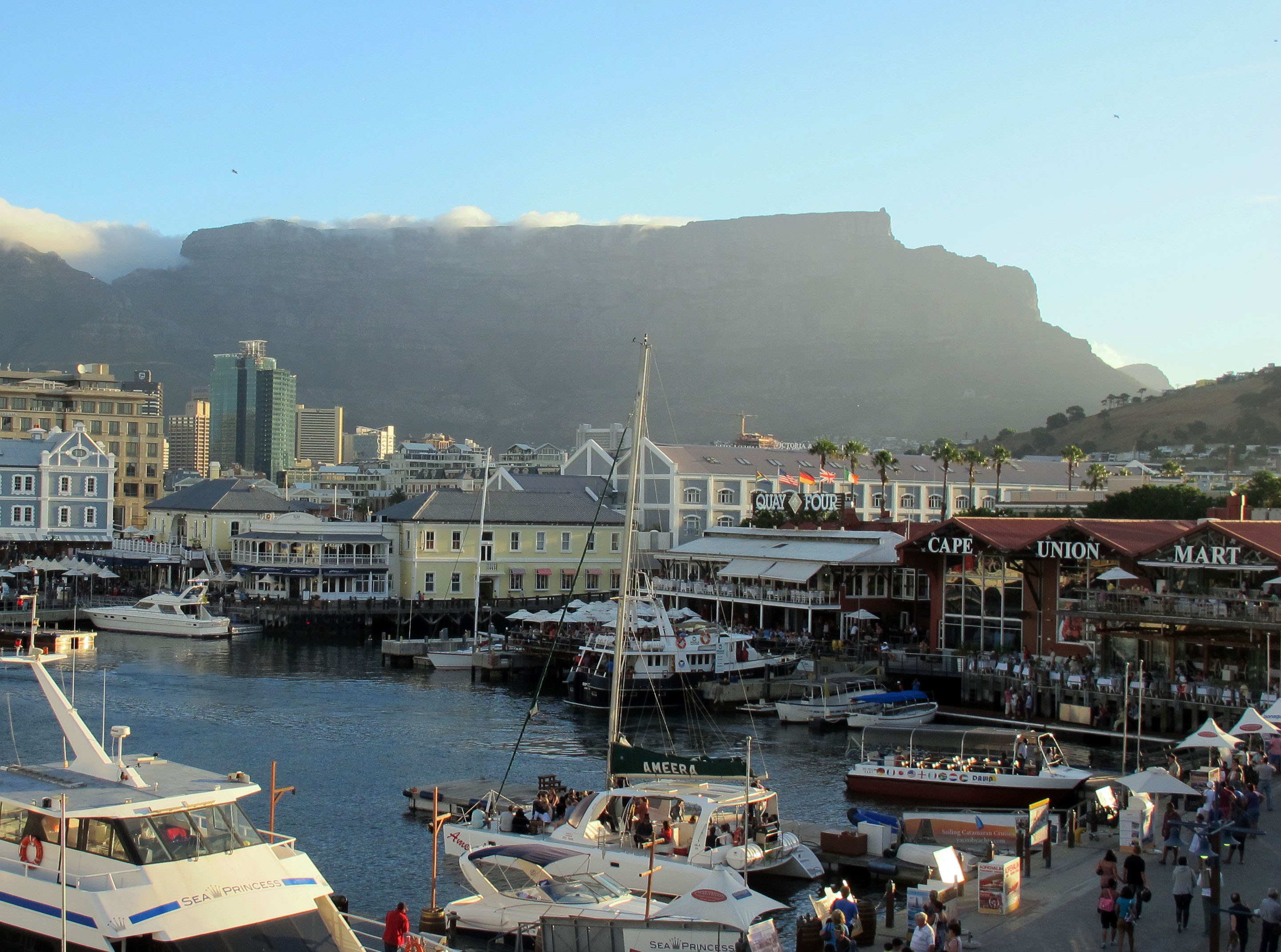 Pulserande V&A Waterfront med Taffelberget i bakgrunden