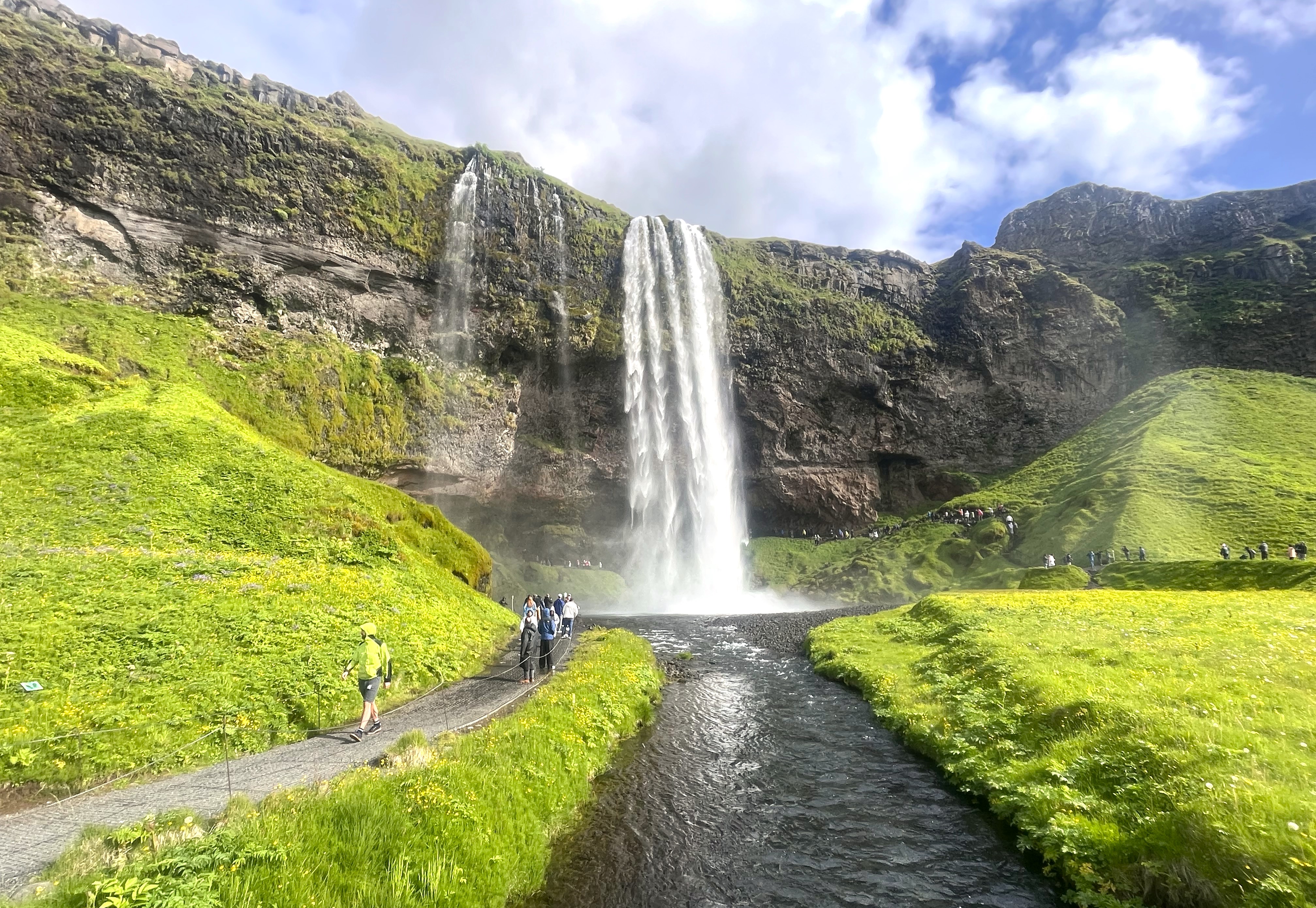 På bilden ser vi Skogafoss vattenfall på Island