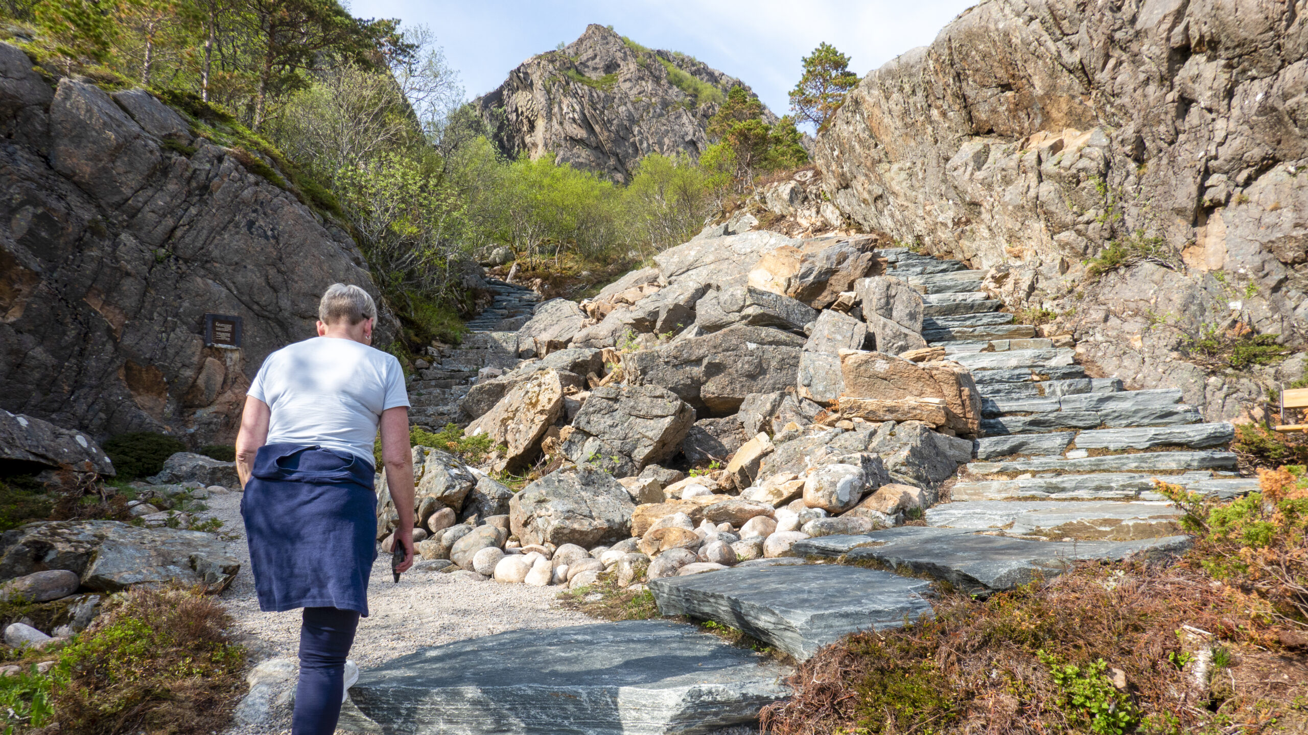 På bilden ser vi stigen upp till berget Torghatten i Helgelands skärgård
