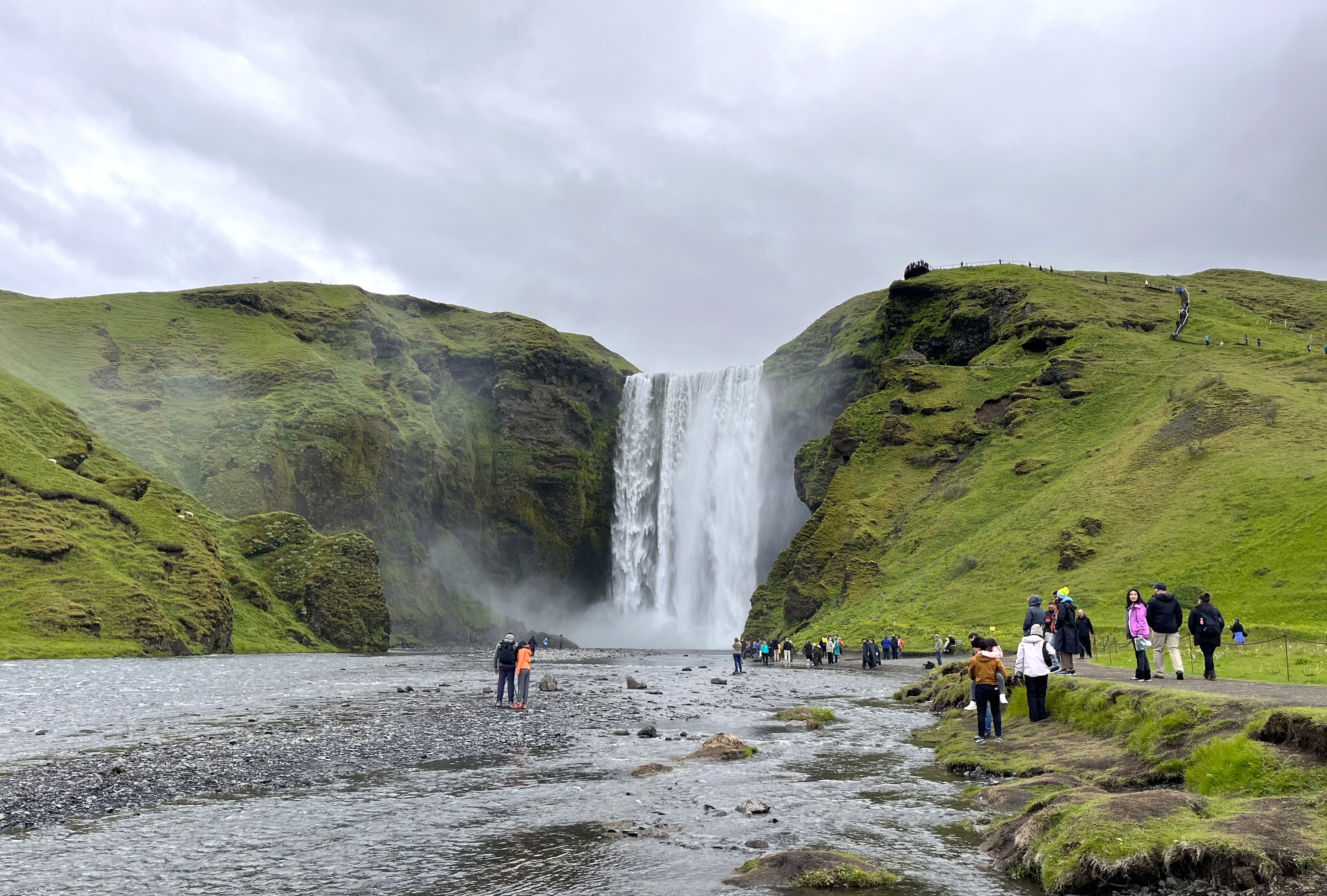 På bilden ser vi vattenfallet Seljalandsfoss på Island