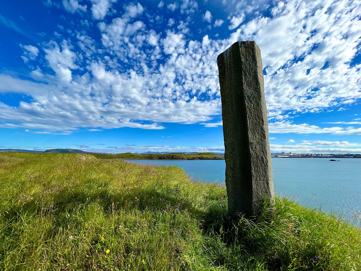 På bilden ser vi en skulptur av Richard Serra på ön Videy på Island