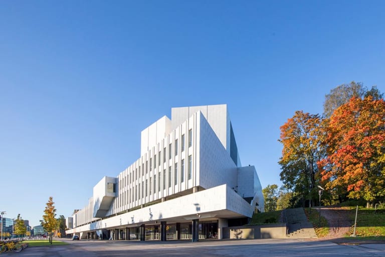 På bilden ser vi Finlandiahuset i Helsingfors