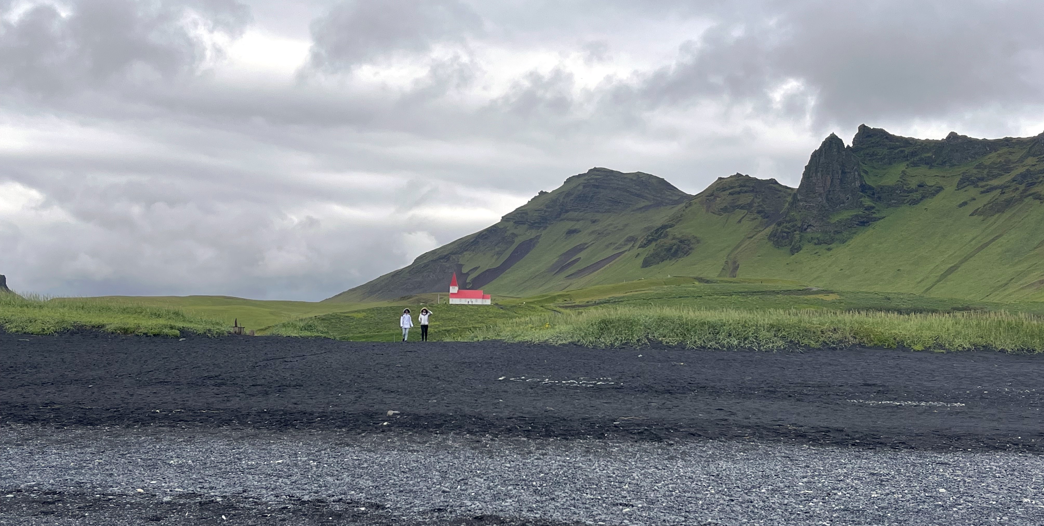 På bilden ser vi lilla staden Vik på södra Island