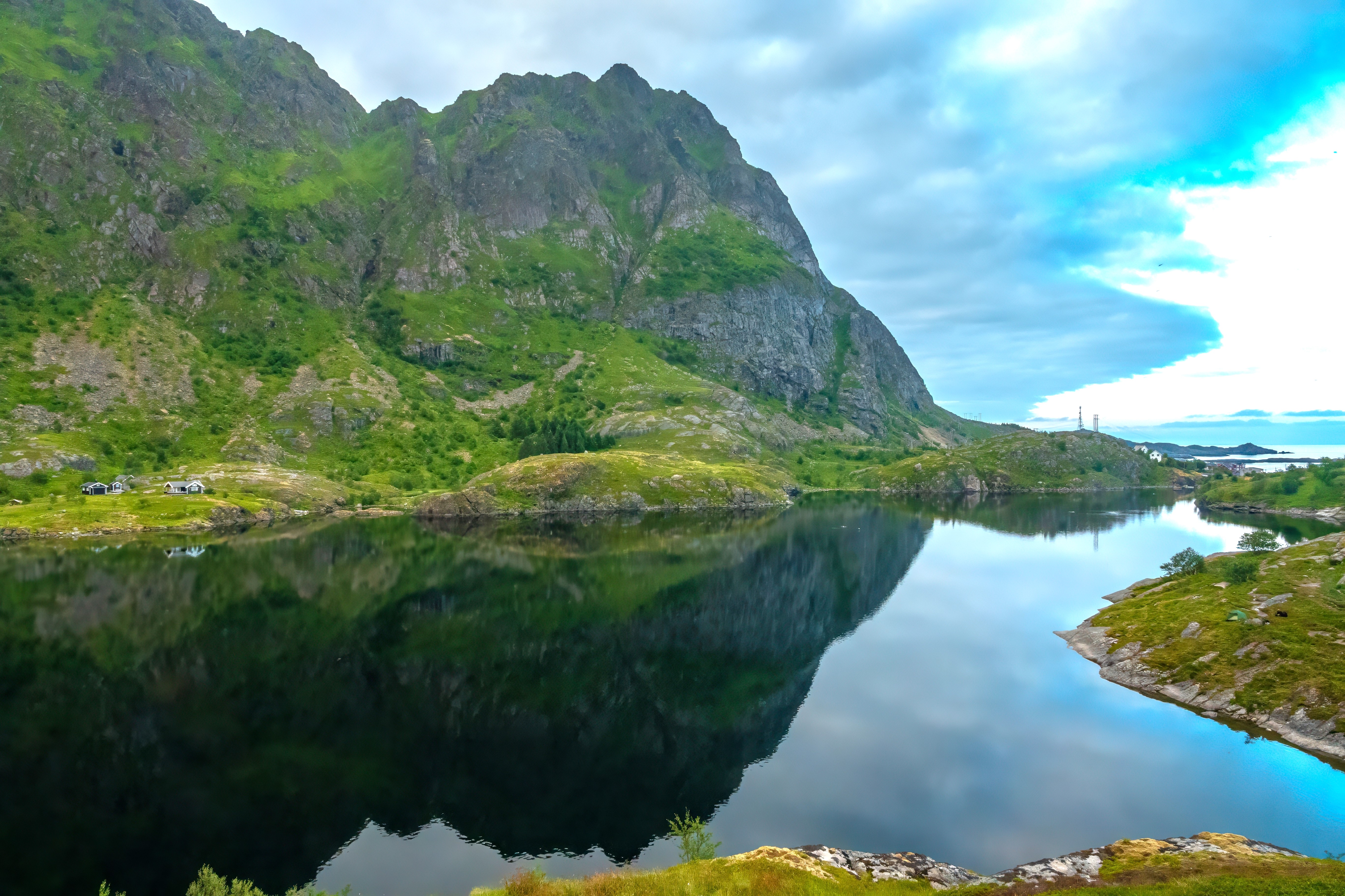 Naturbild över sjö och grönska på Lofoten