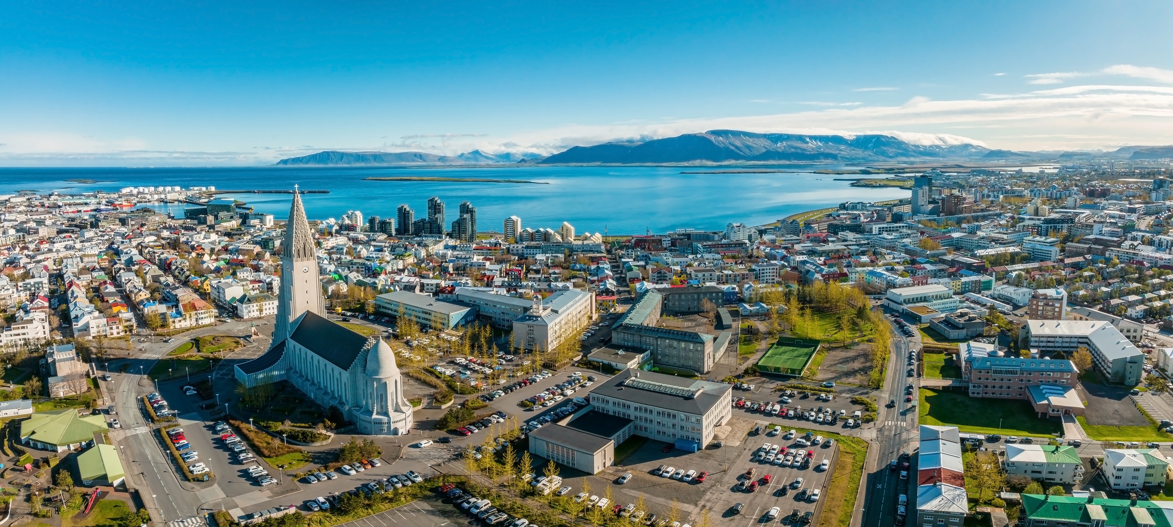 På bilden ser vi en panoramabild över Reykjavik i vackert väder med sin Hallgrímskirkja