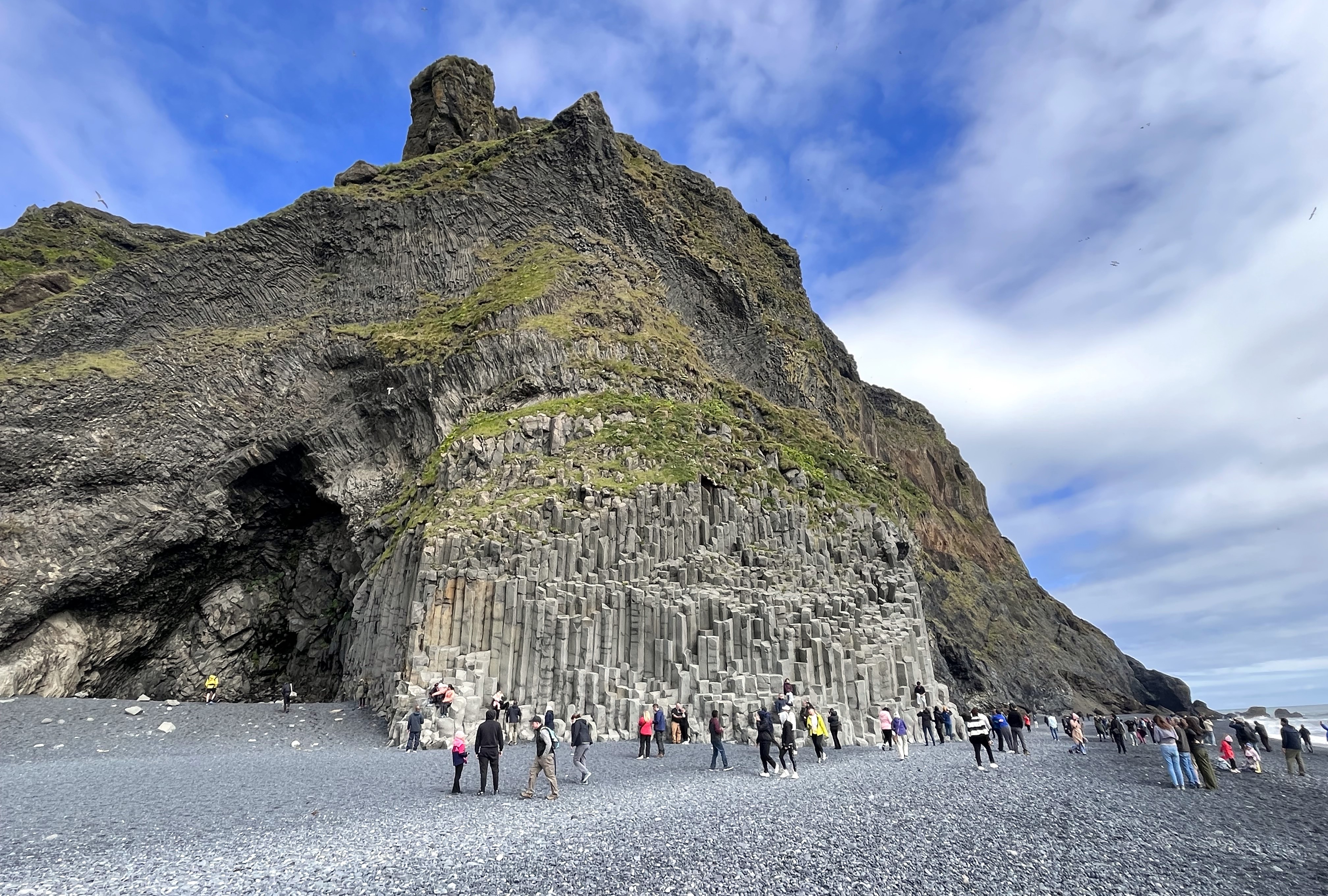 På bilden ser vi Reynisfjara strand på Island kallad Black Beach