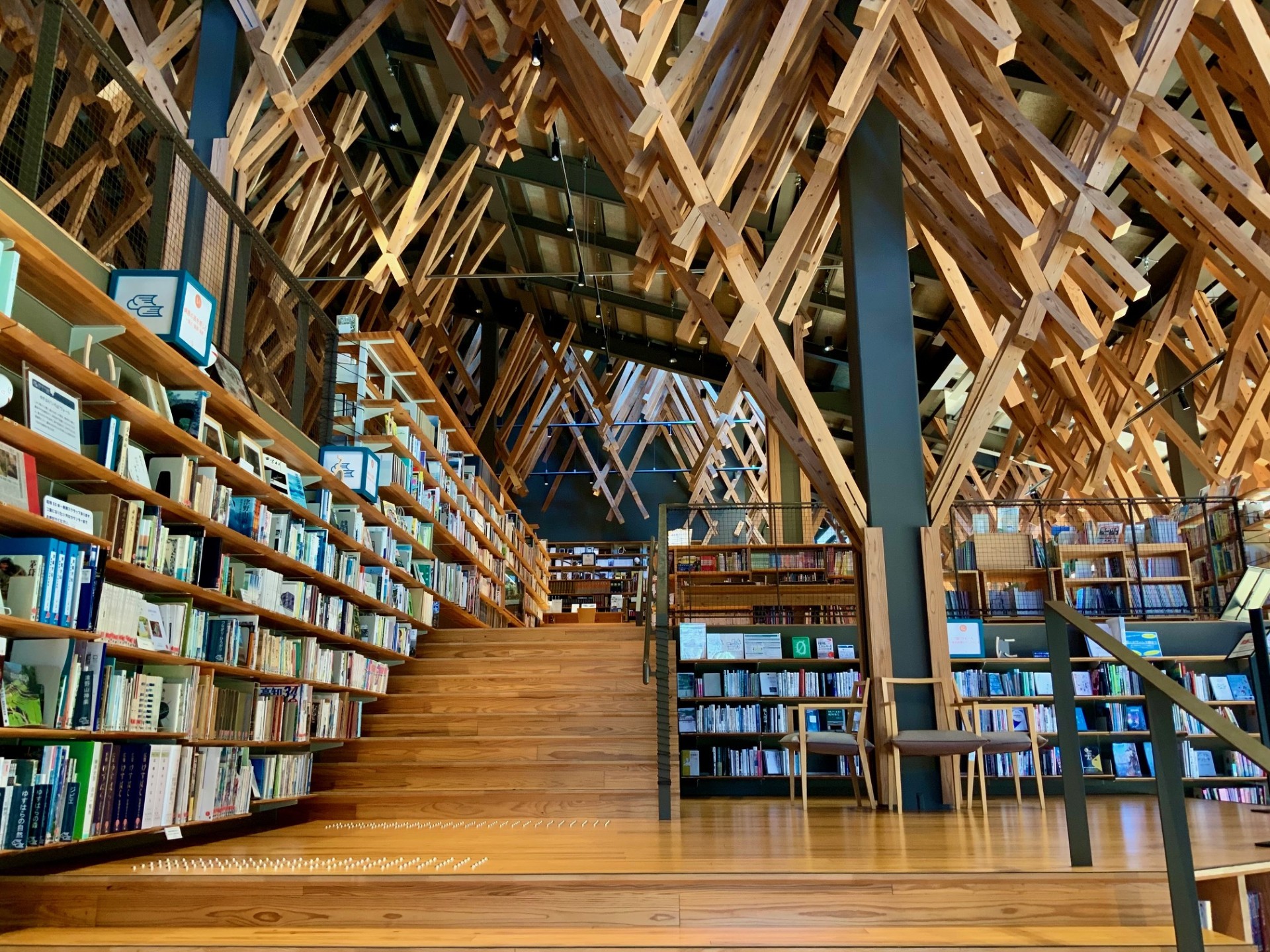 Yusuhara bibliotek interiör