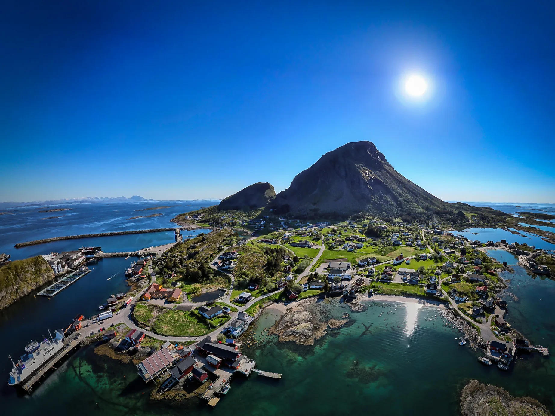 På bilden ser vi ön Lovund i Helgelands skärgård