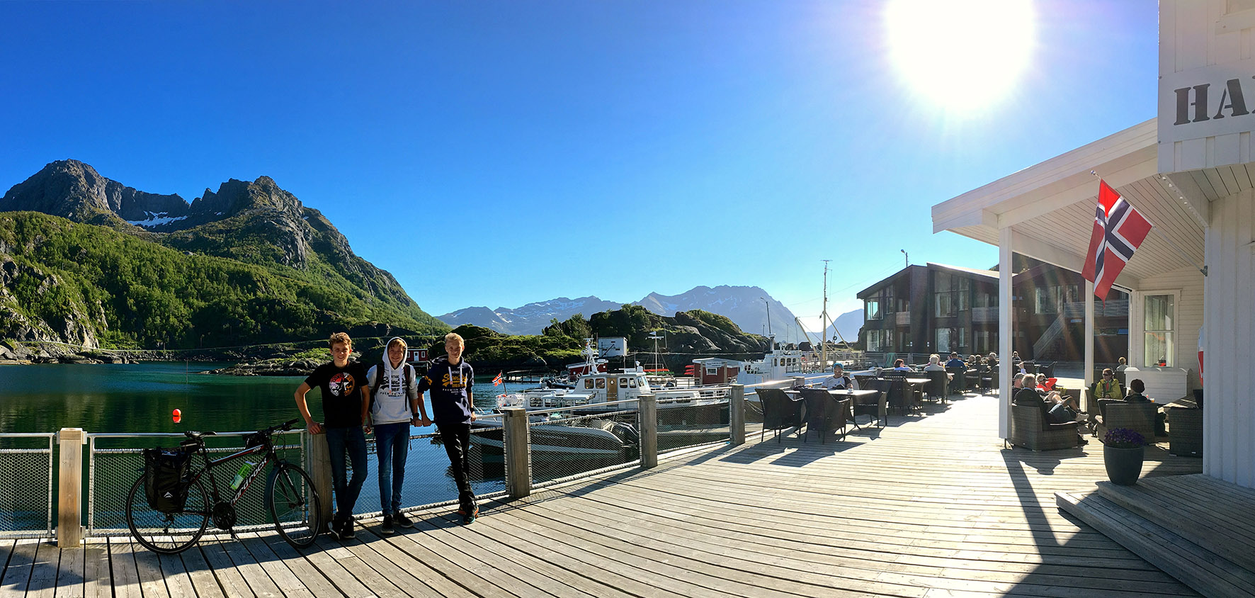 Soligt trädäck vid Hamn i Senja