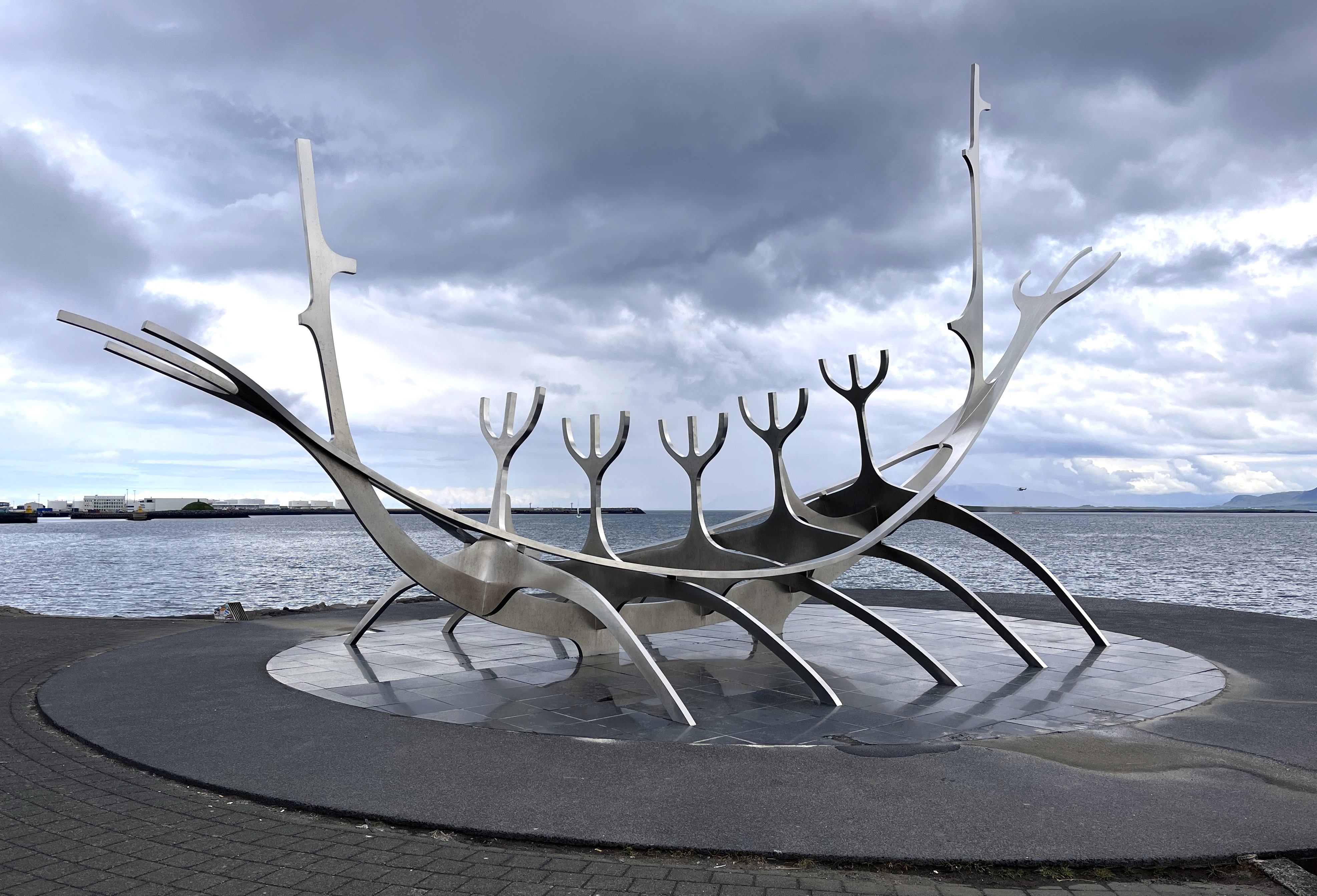På bilden ser vi det berömda monumentet Solfärd i Reykjavik