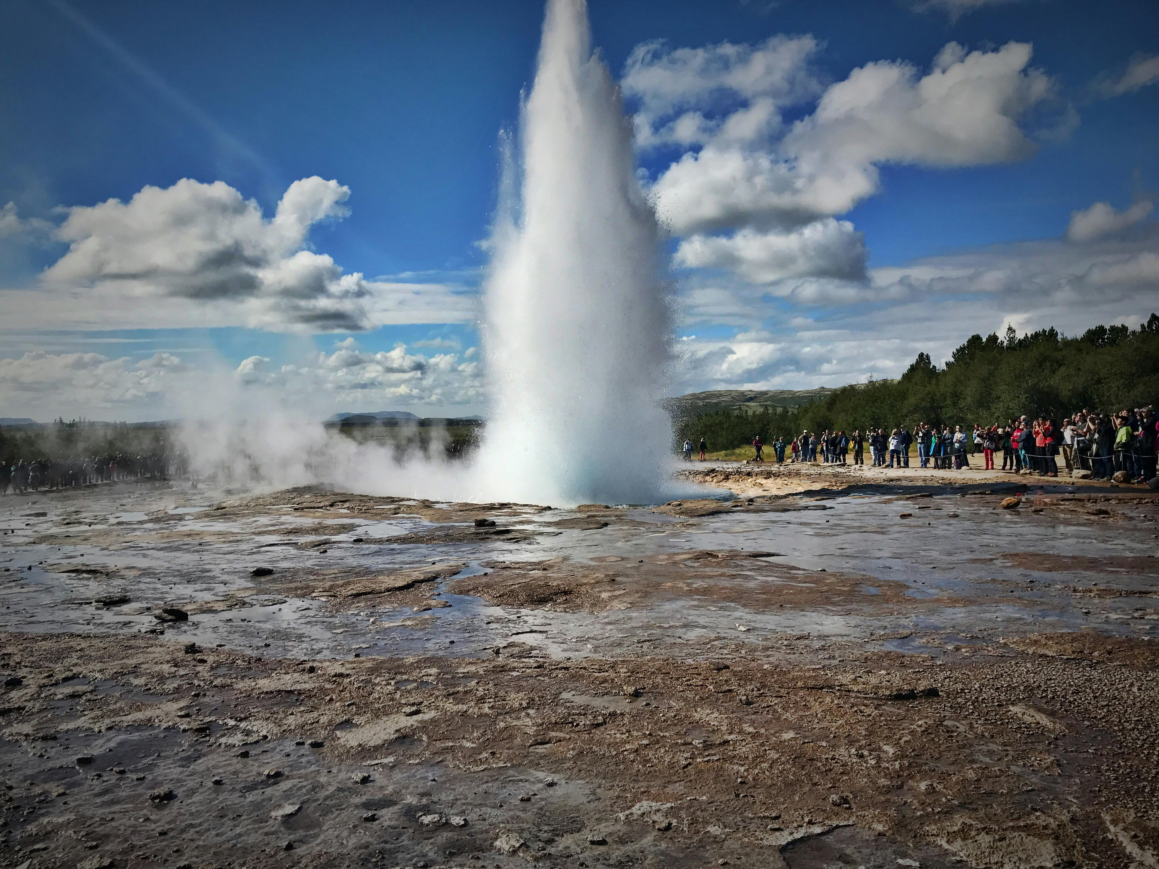 På bilden ser vi Strokkur gejser på Island