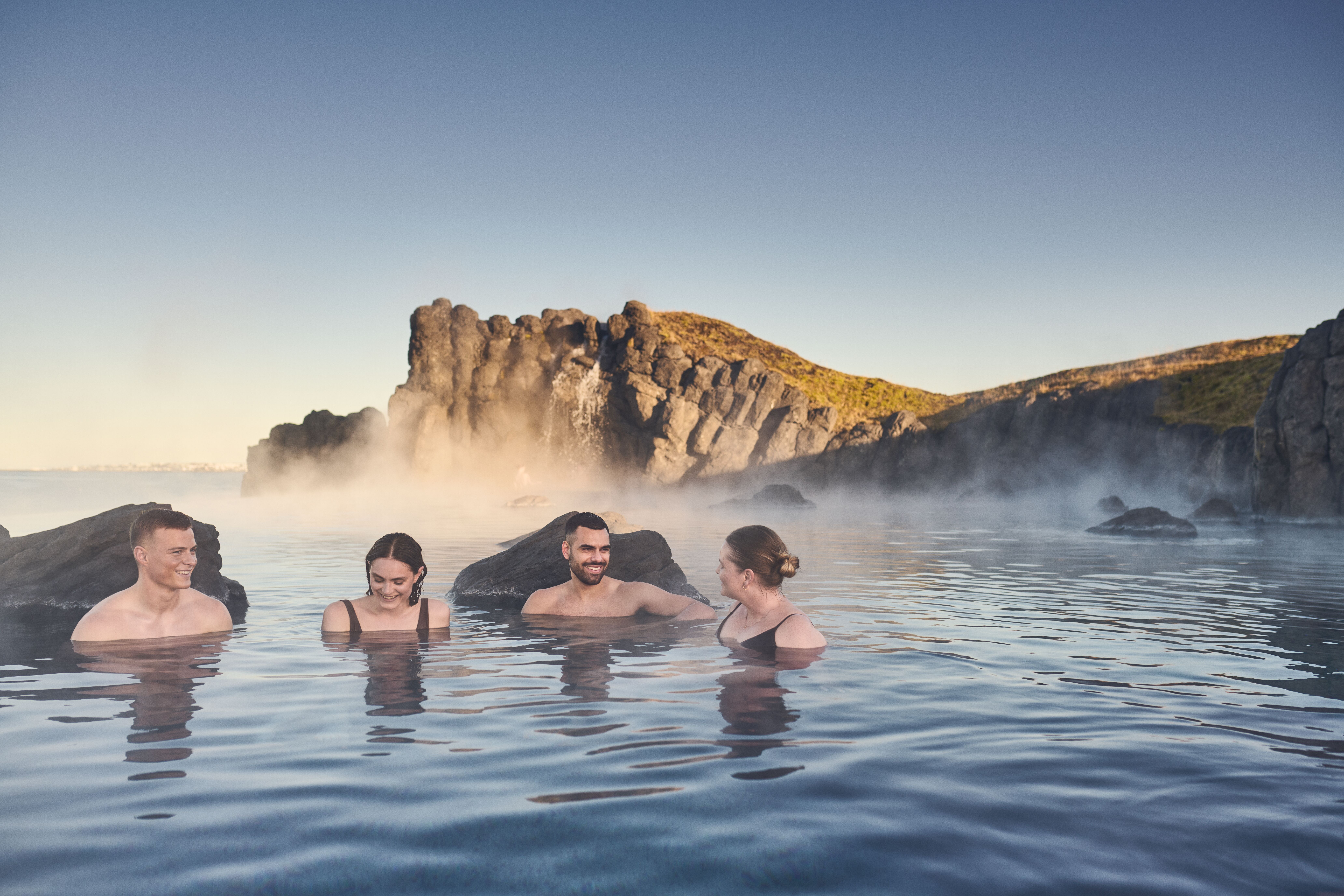 På bilden Sky Lagoon på Island med bad i varma källor