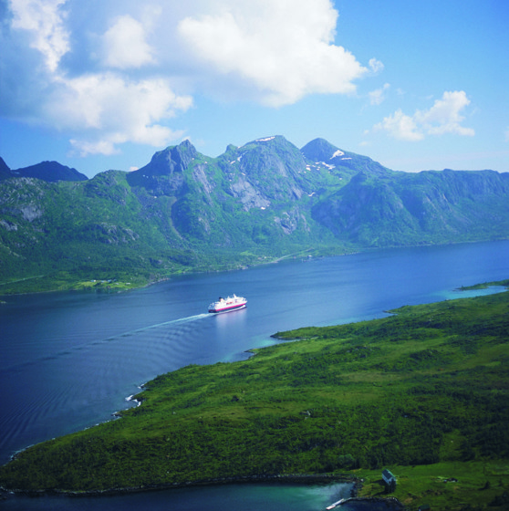 På bilden ser vi ett fartyg från Hurtigruten som passerar Raftsundet. 