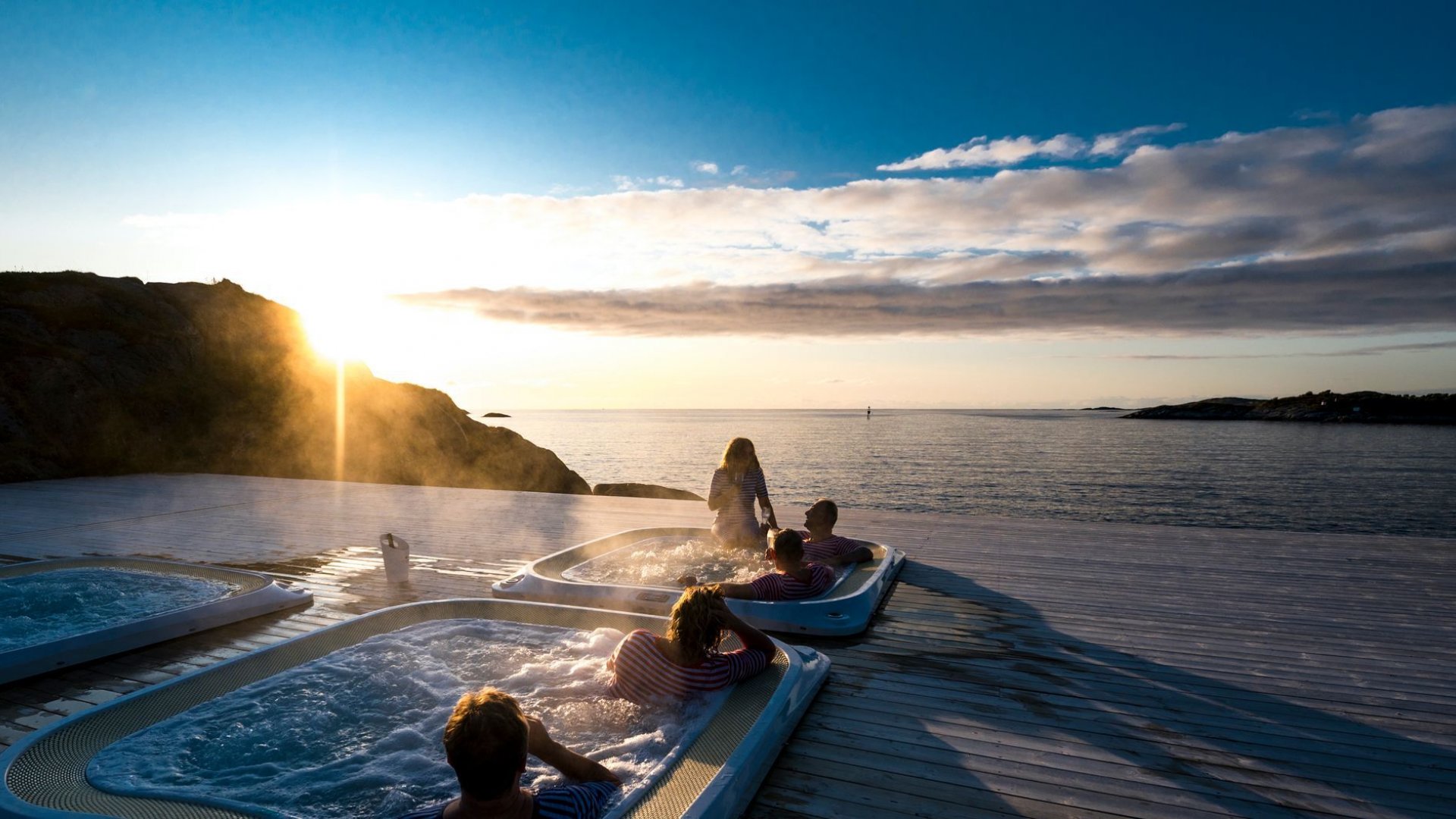 Badtunnor vid hotellet Hamn i Senja i Norge