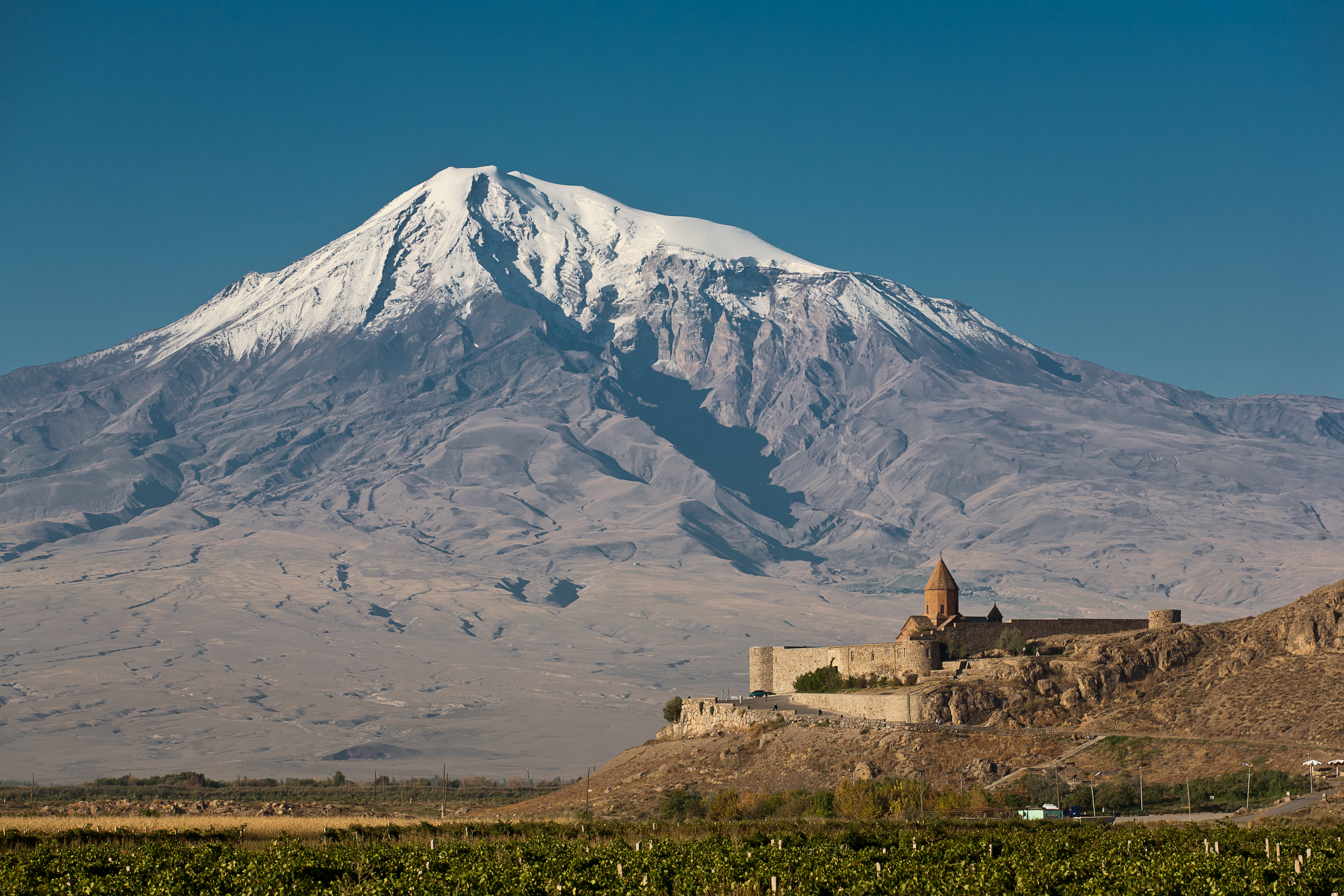 Khor Virap-klostret är omgivet av gröna betesmarker och vingårdar med utsikt över berget Ararat.