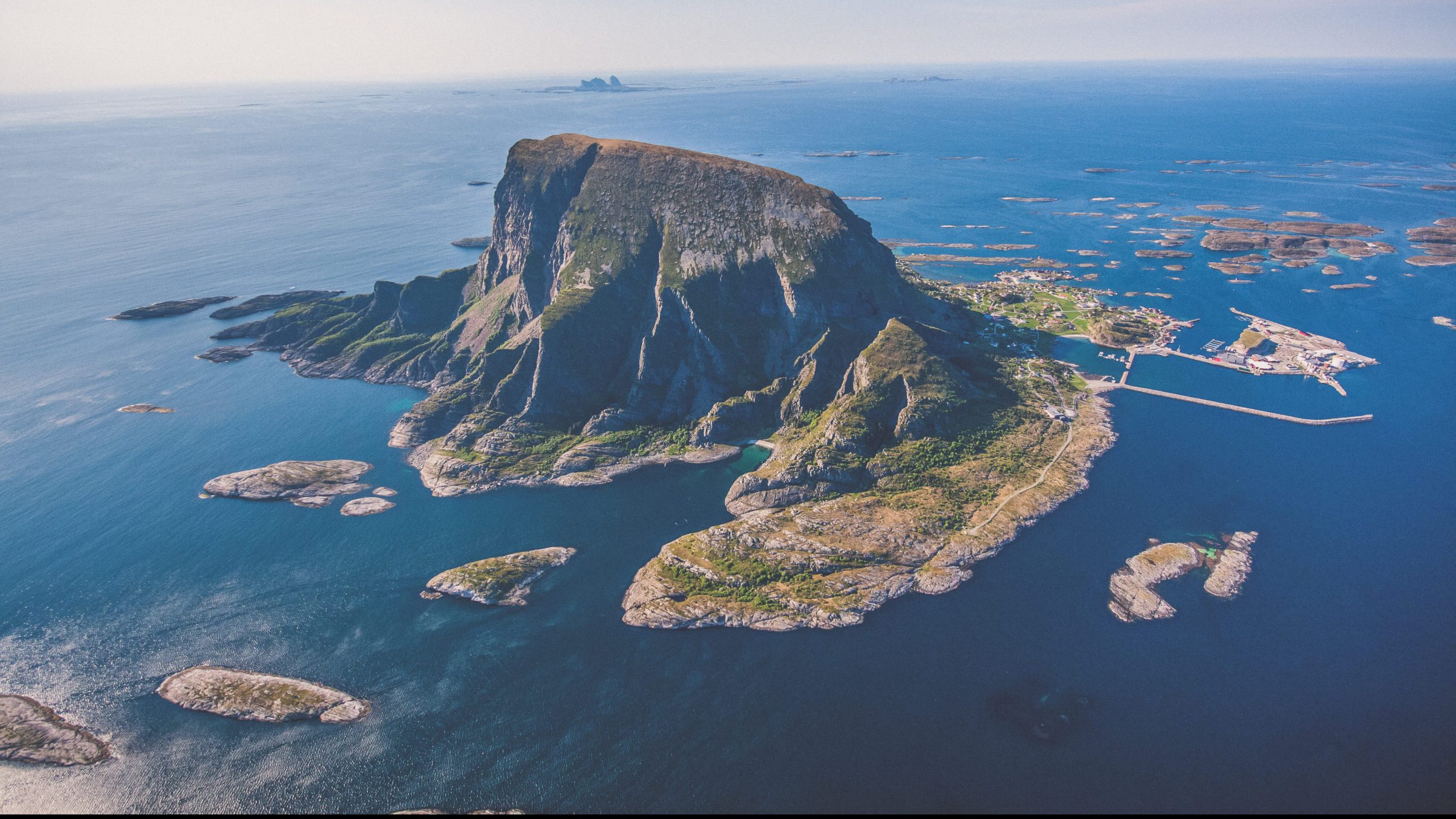 På bilden ser vi ön Lovound i Helgelands skärgård från ovan