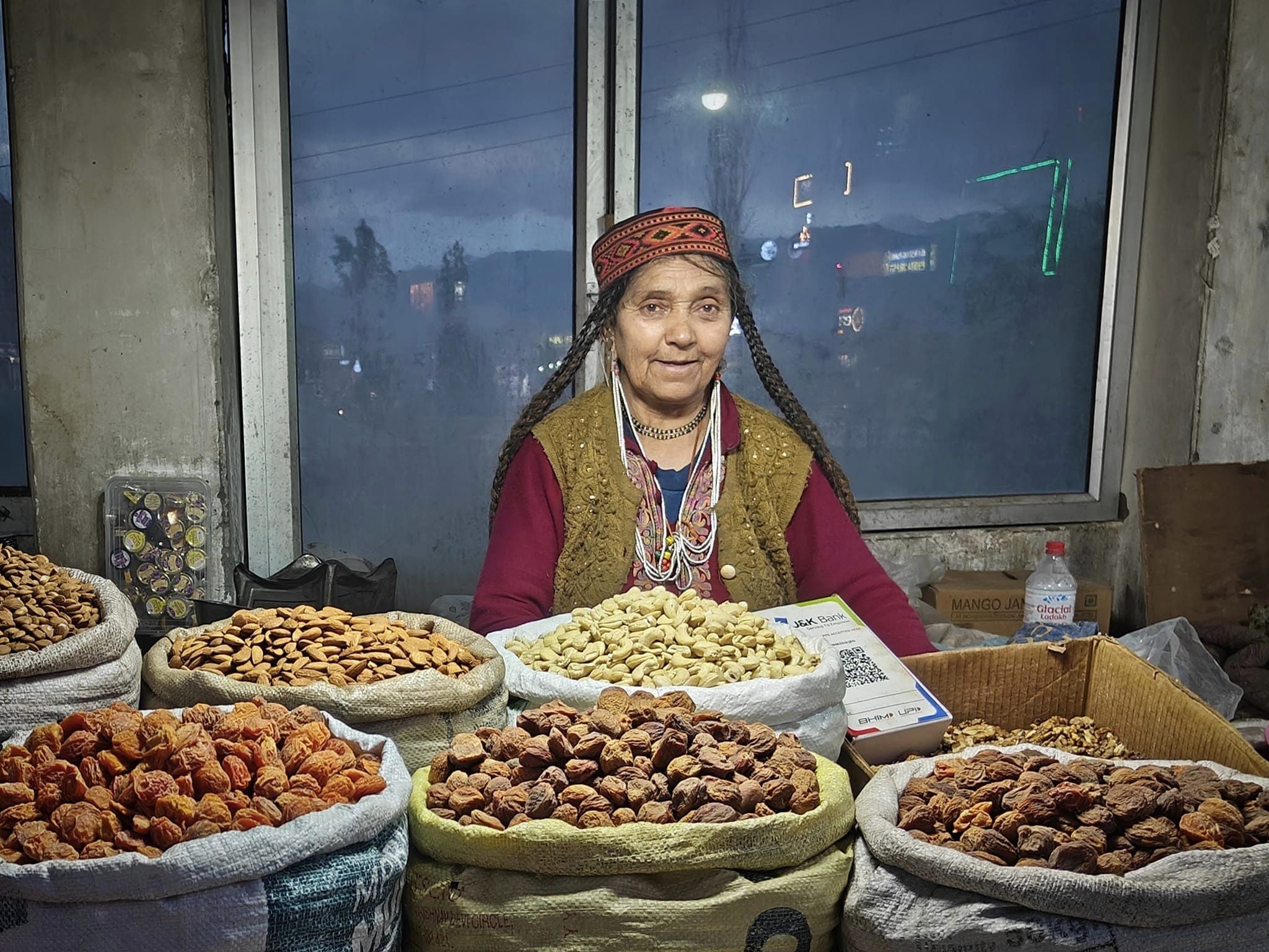Leh är en historisk handelsstad. Kvinnan säljer nötter och aprikoser. 