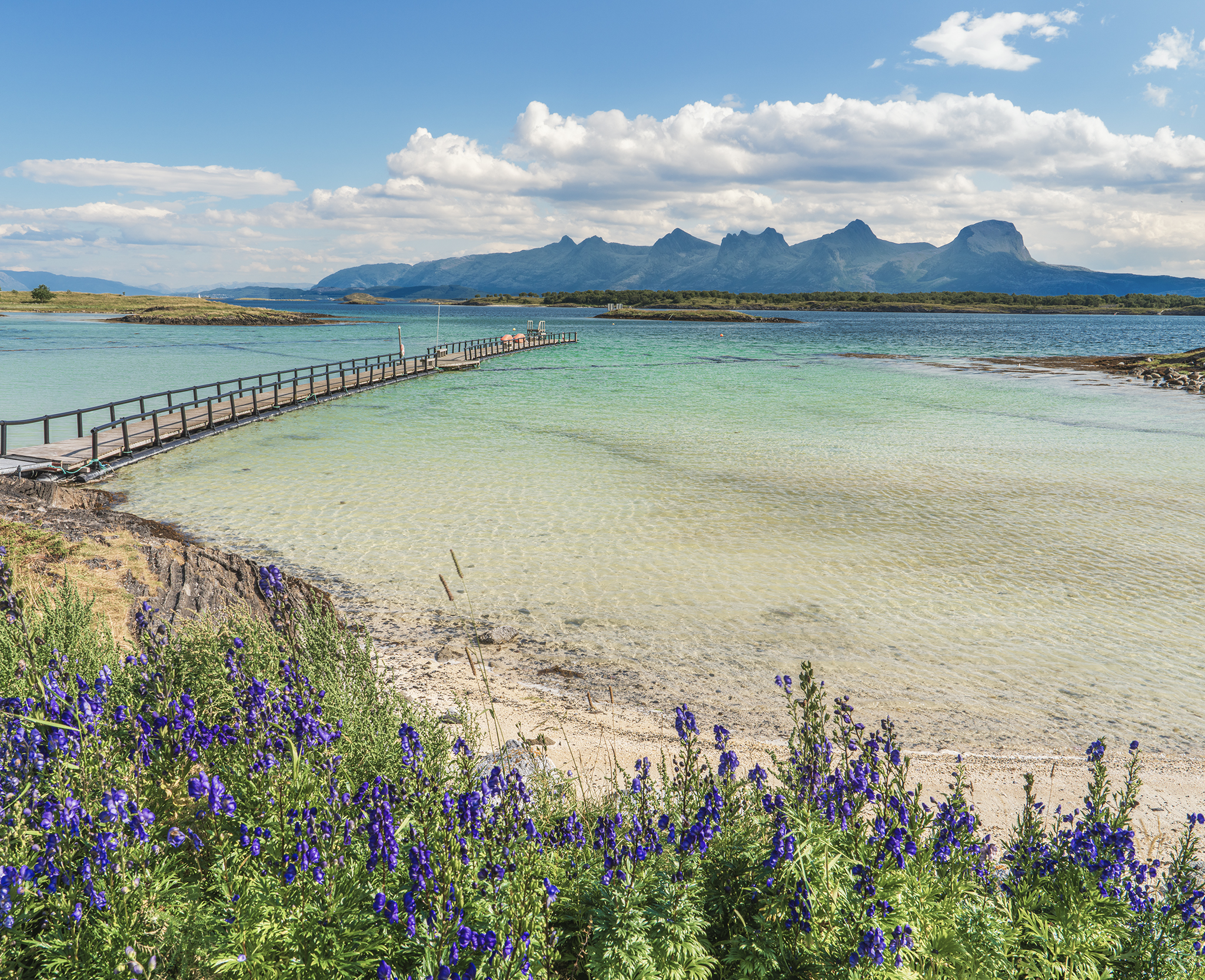 På bilden ser vi fina Rakelfjaerostranden på Heröy i Helgelands skärgård