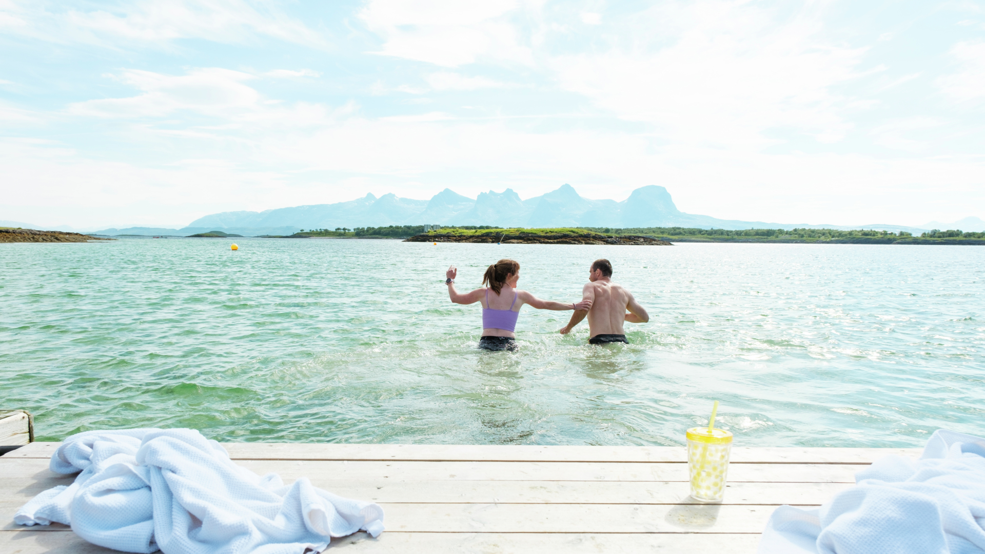 På bilden ser vi några som badar på Rakefjaero strand