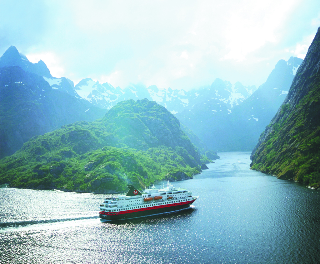På bilden ser man ett fartyg från Hurtigruten på väg in i Trollfjorden