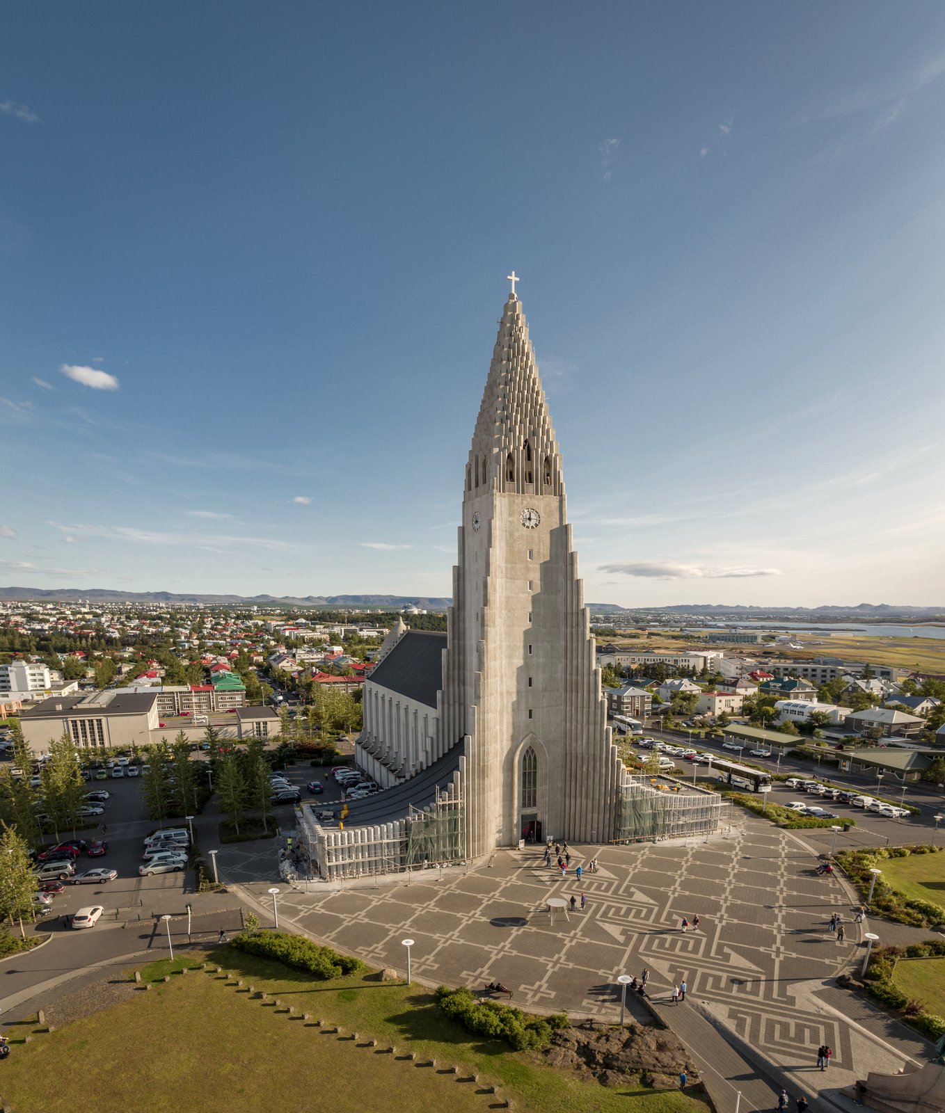 På bilden ser vi den kända Hallgrimskirkja i Reykjavik
