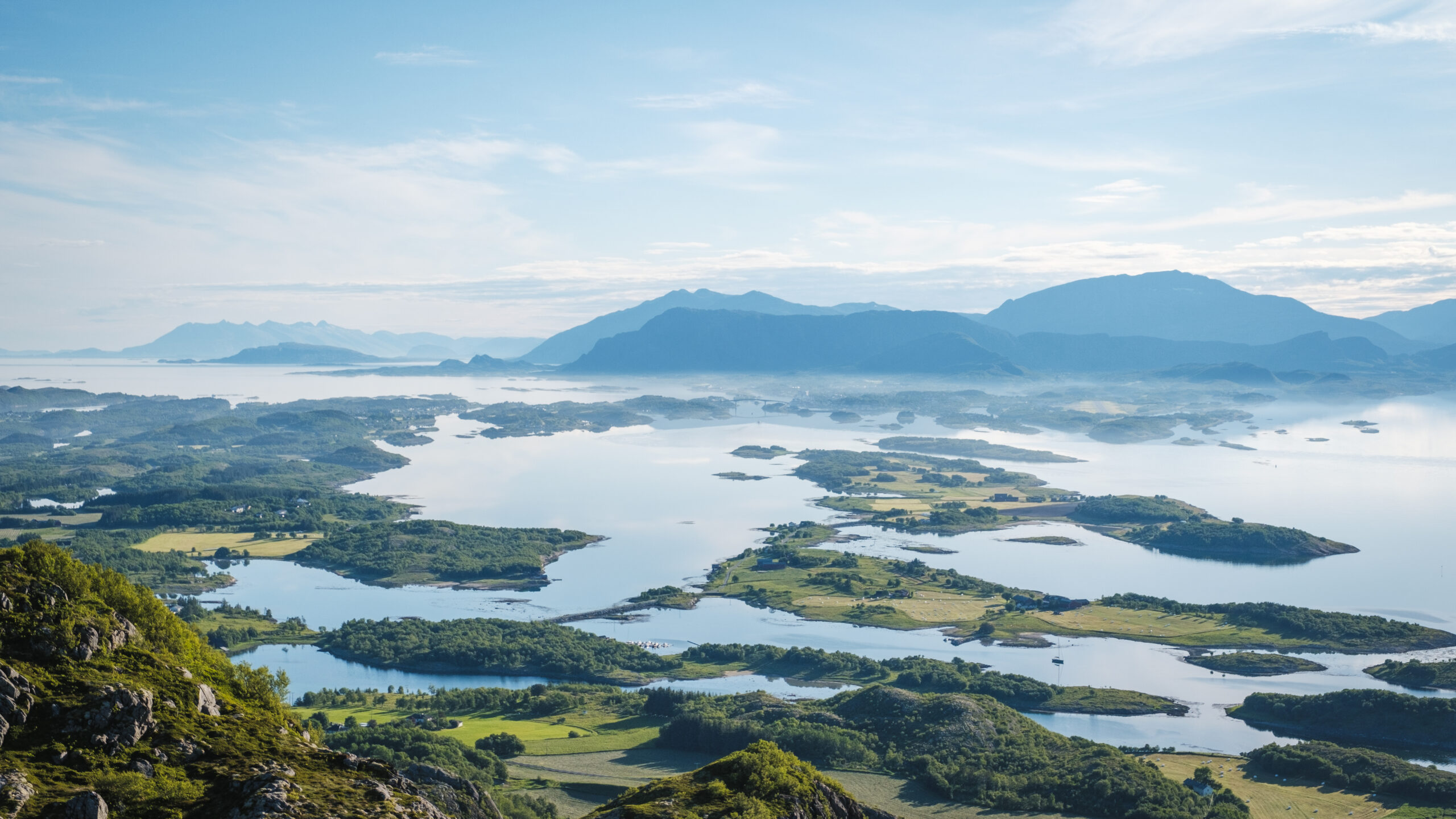 På bilden ser vi utsikt från berget Torghatten.