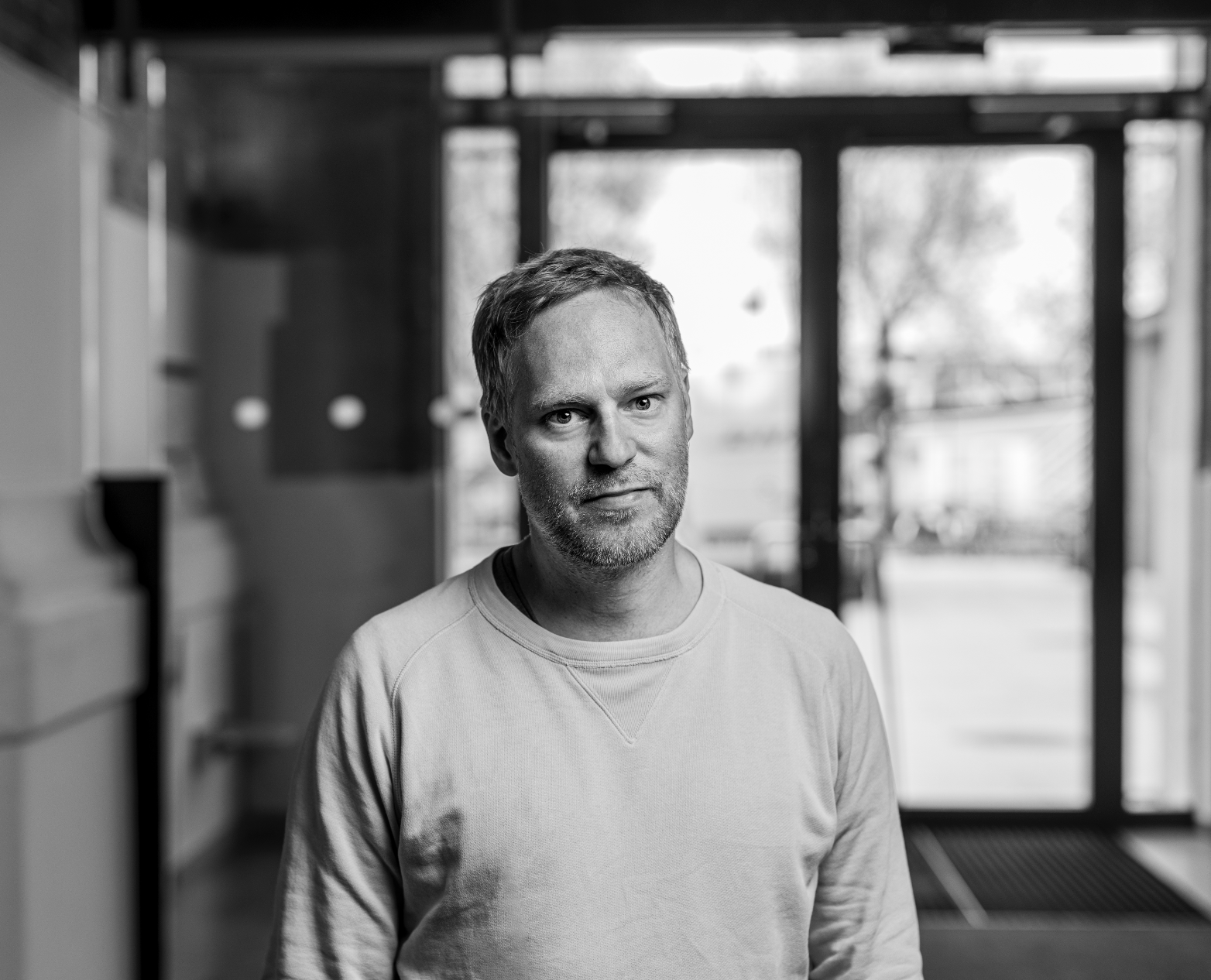 På bilden ser vi Jonas Eklöf som är chefredaktör på Tidningen VI