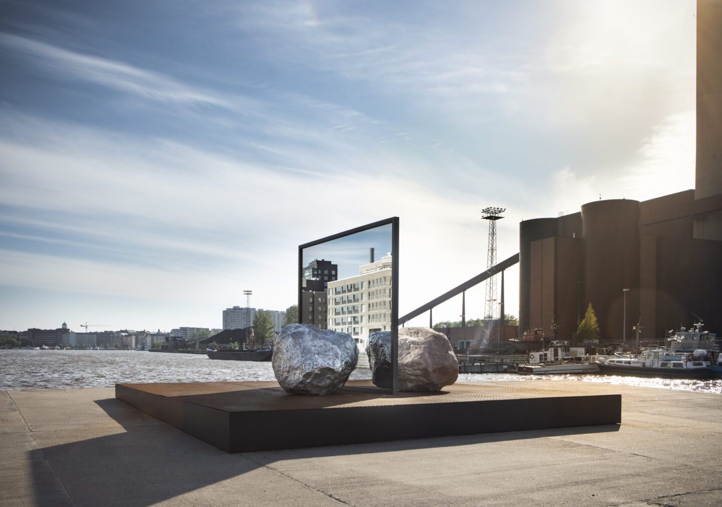 Alicja Kwades Big Be-Hide från tidigare biennal i Helsingfors som blivit permanent